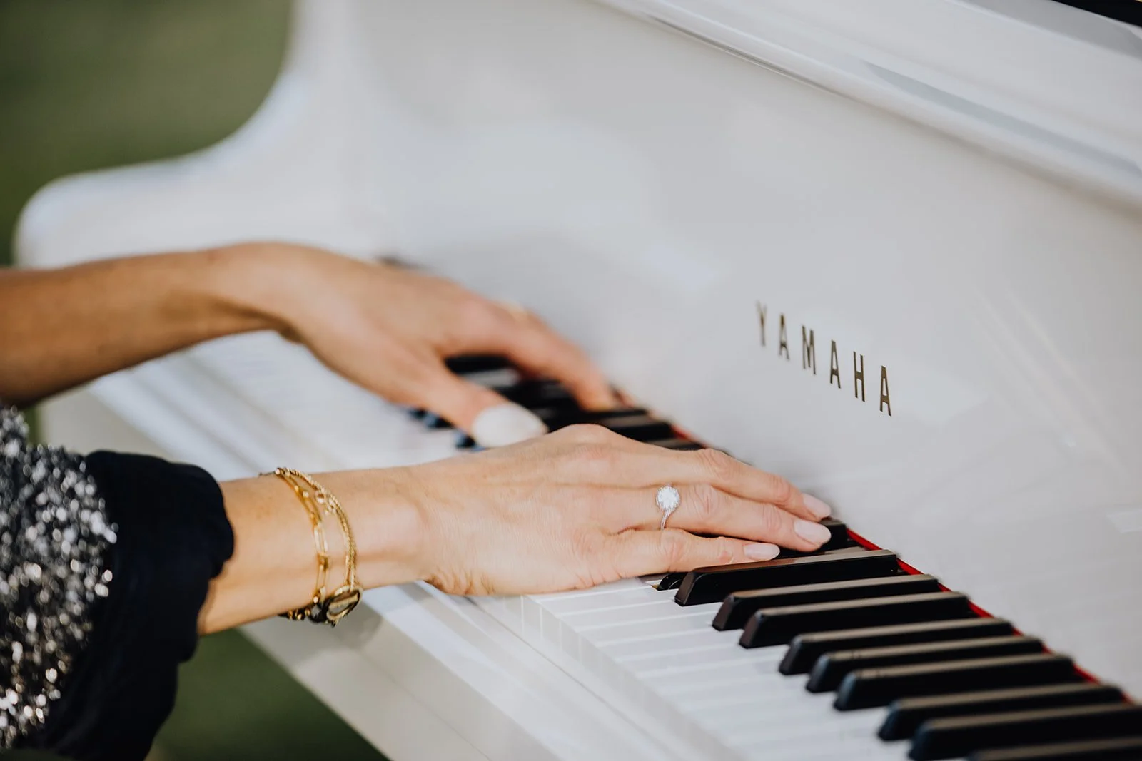 vrouw die piano speelt