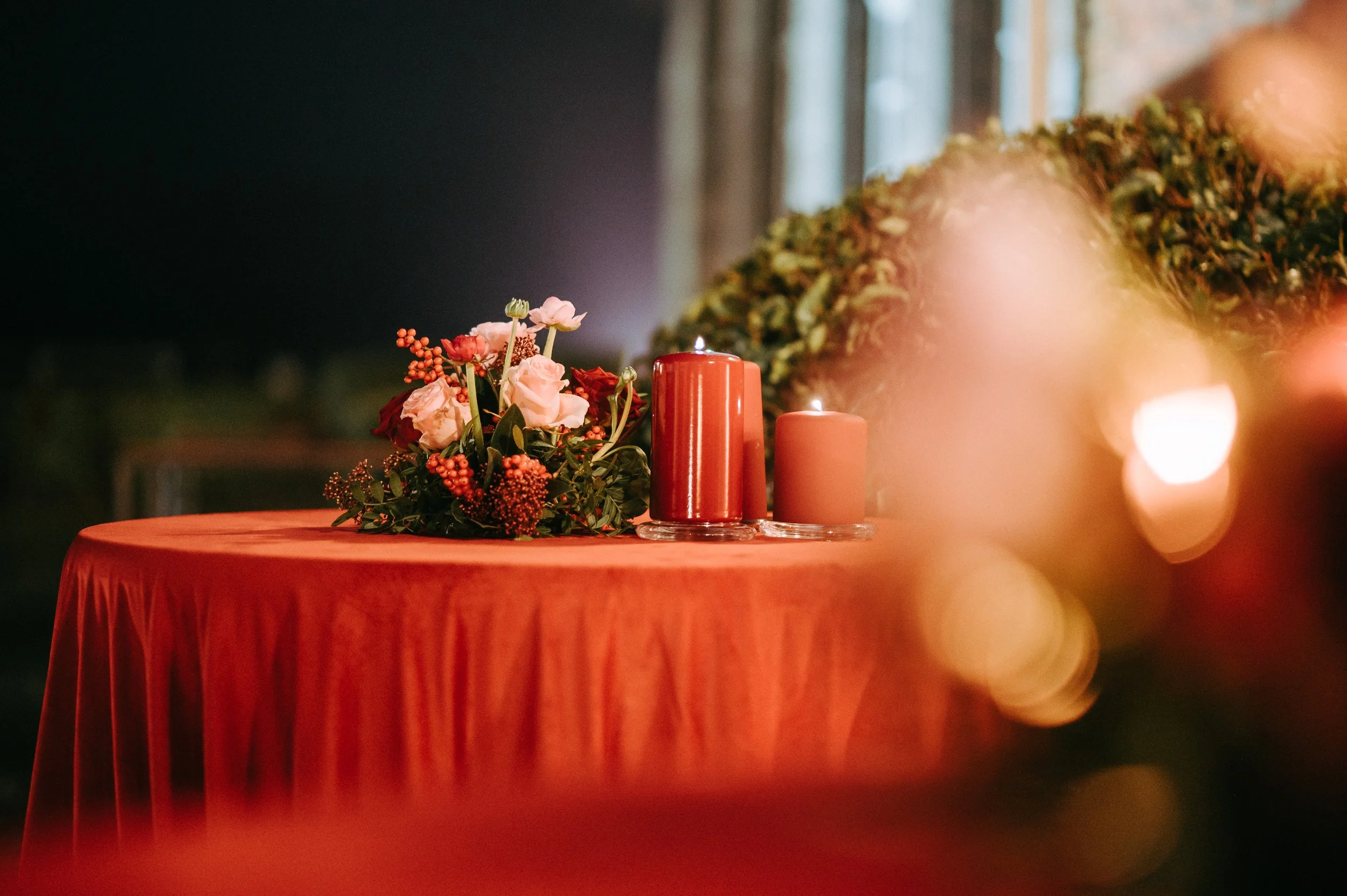 receptietafel met rode decoratie