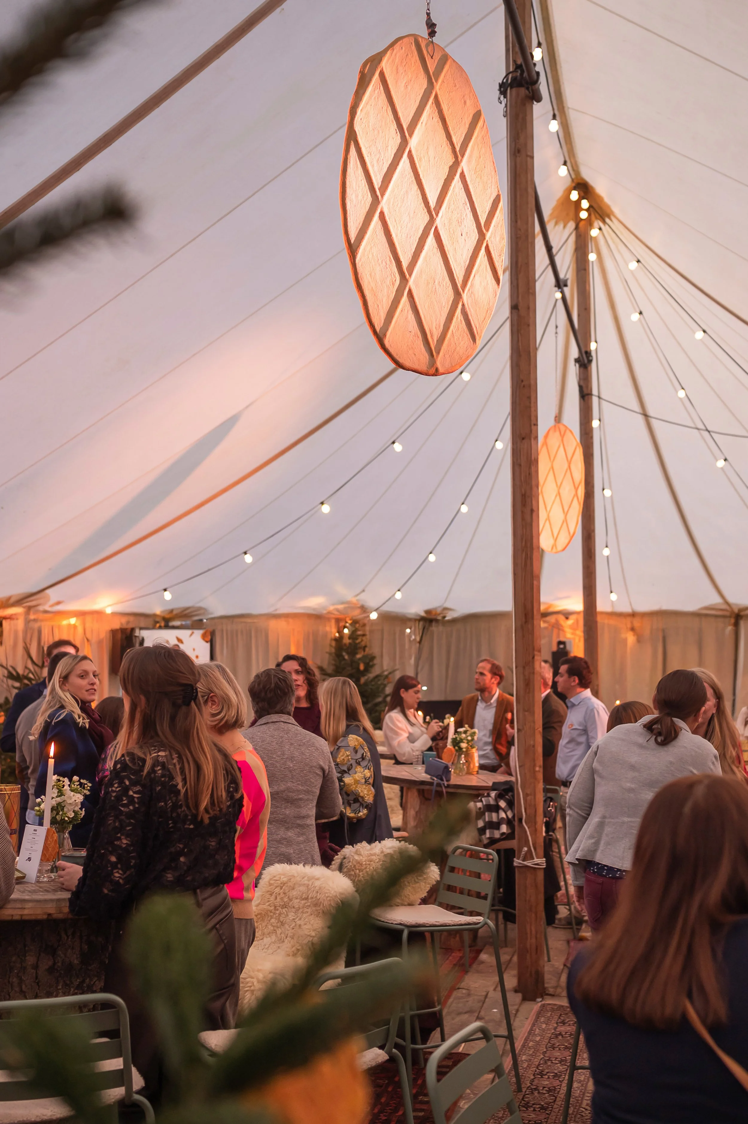 grote tent voor personeelsfeest met winterse vibe