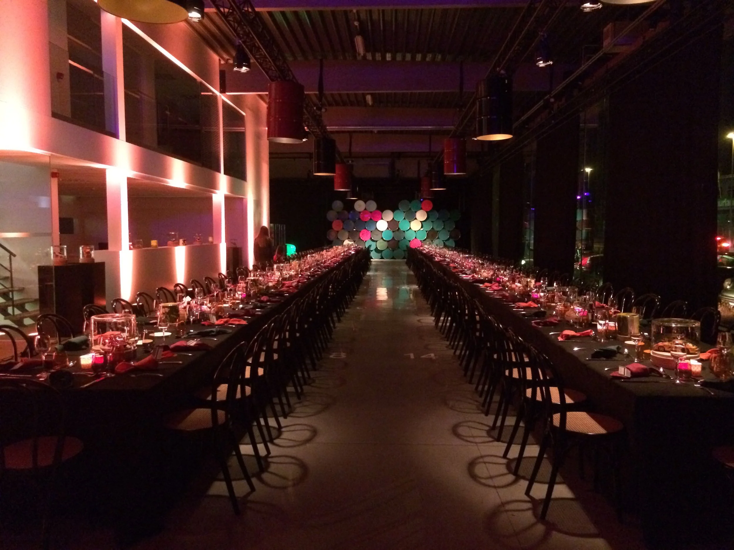 2 lange tafels voor diner tijdens productlancering