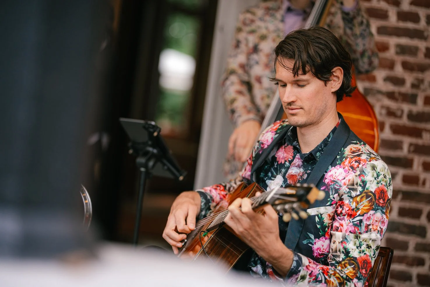 live gitaarmuziek tijdens een verjaardagsfeest