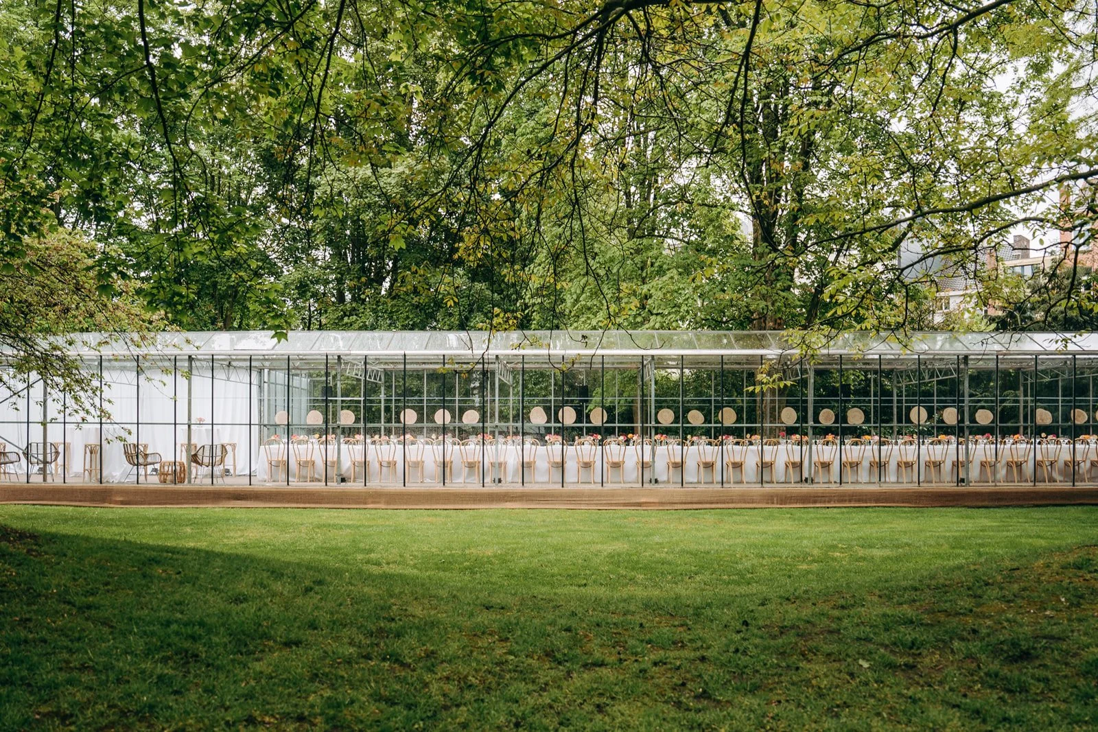 ingerichte serre als locatie voor een familiefeest