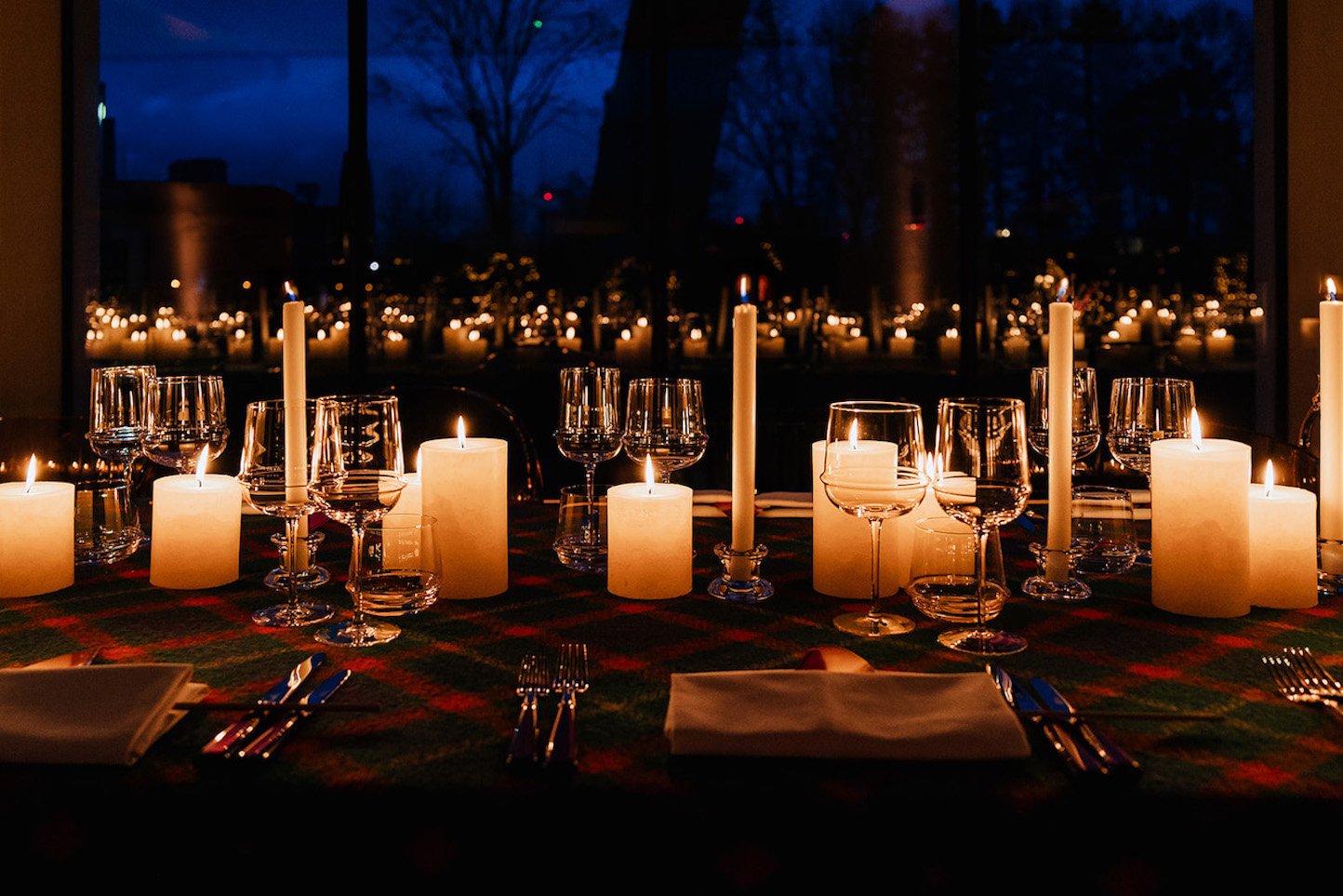 opgedekte tafel met kaarsen