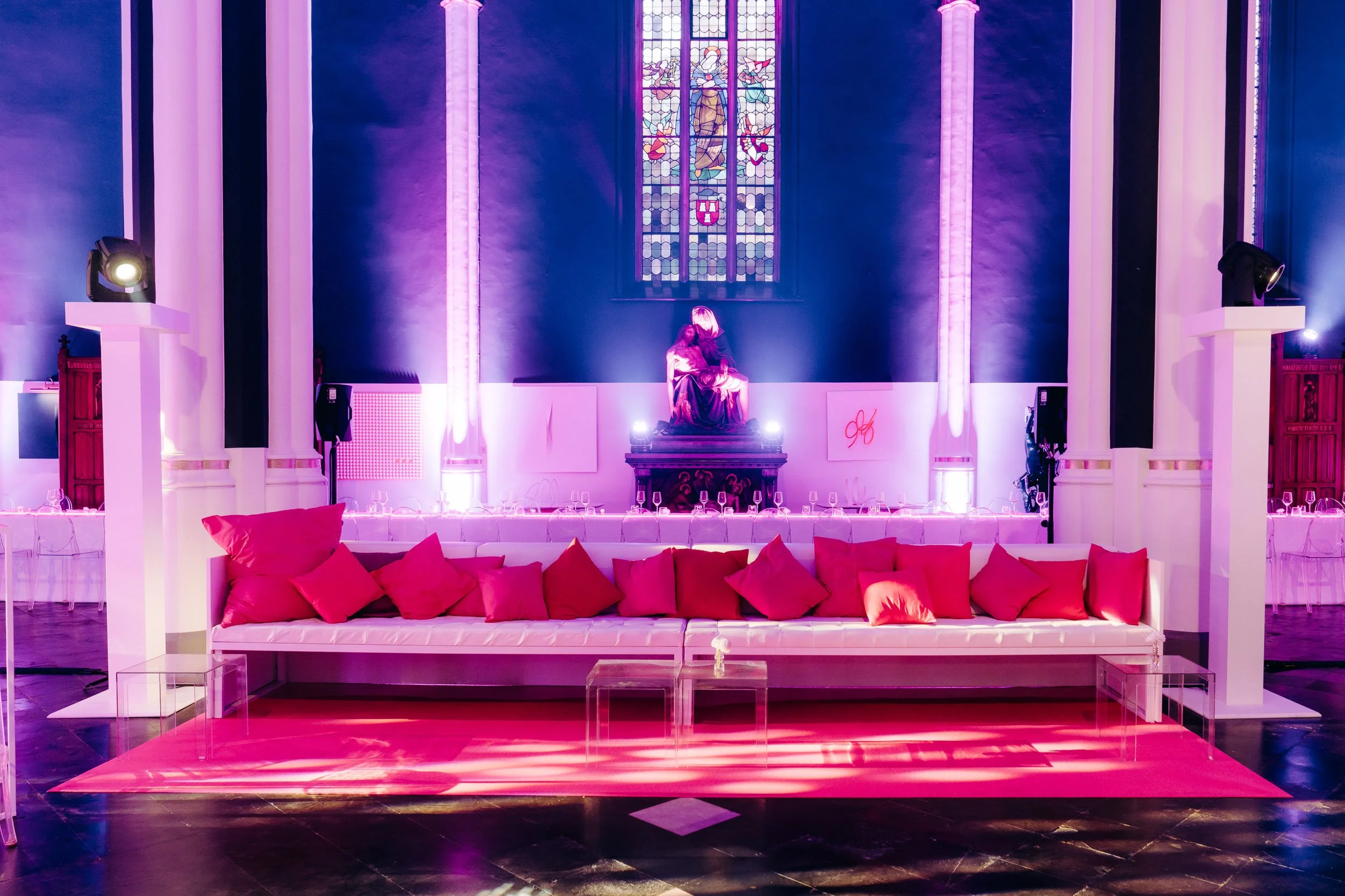 zetel in kerk met rode details