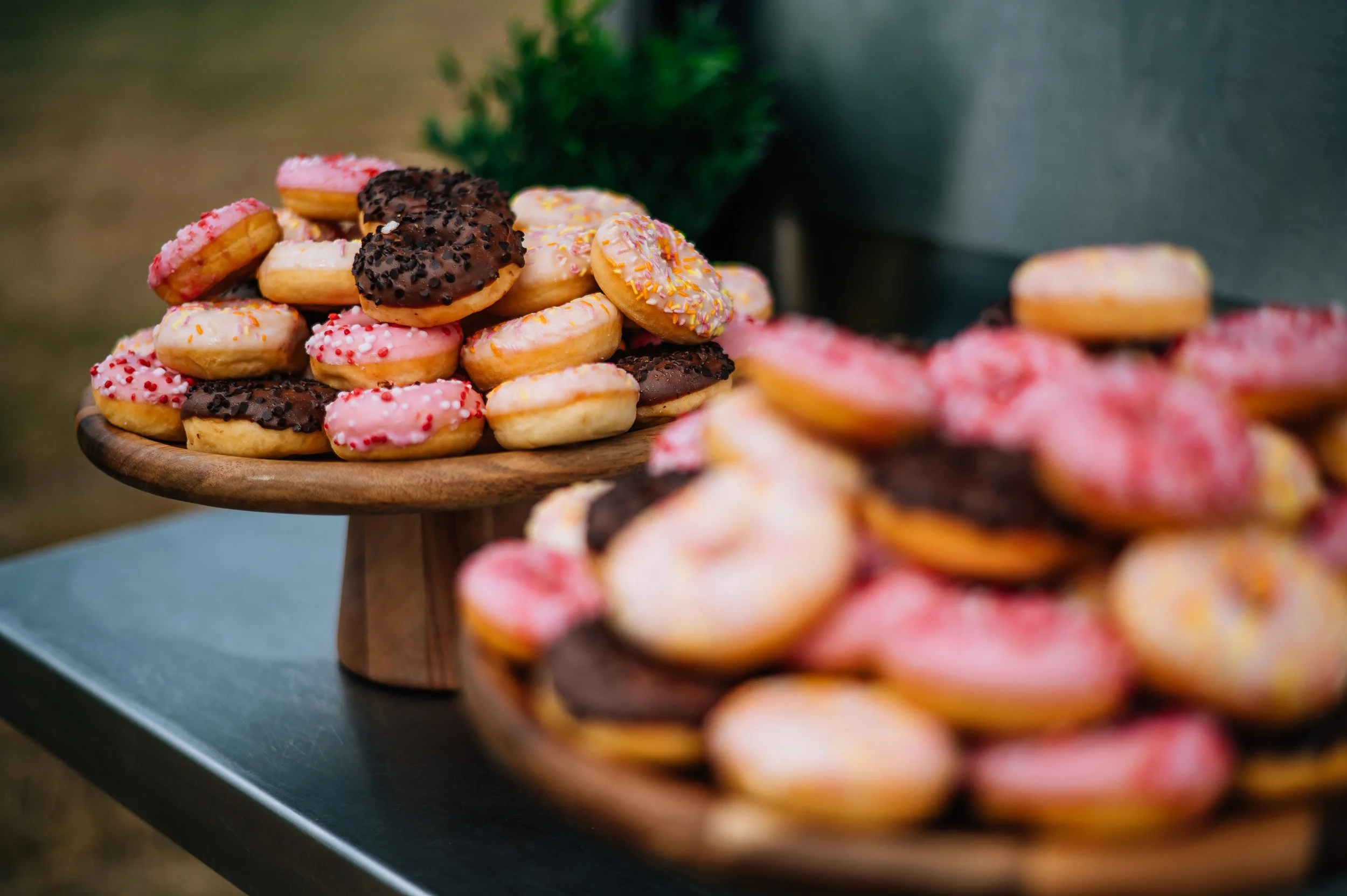 dessert displays met donuts op