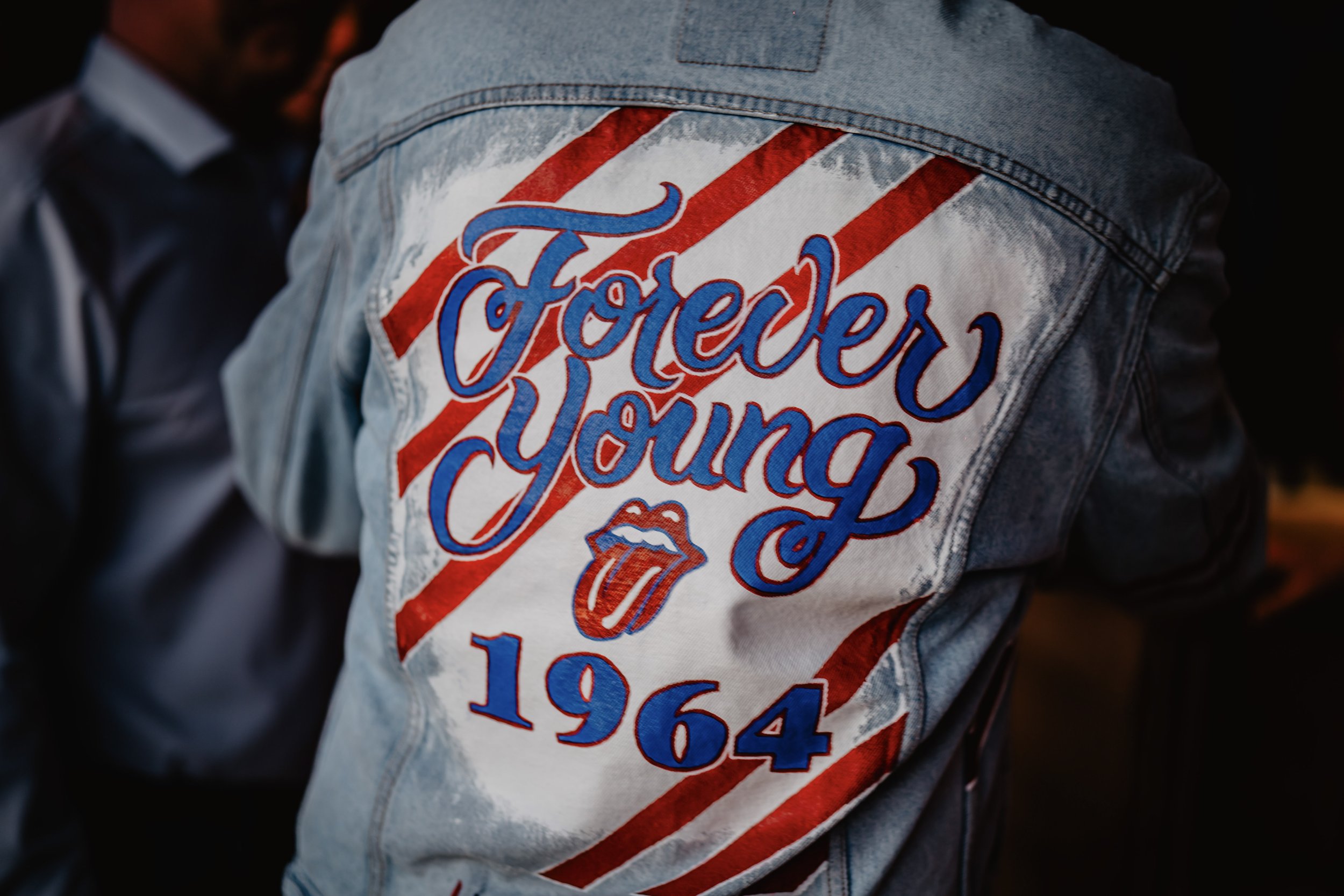 jeans jas beschilderd in thema forever young