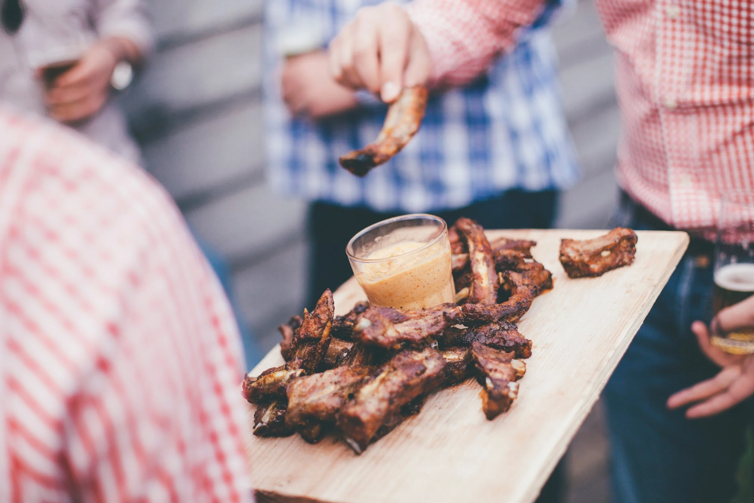 ribbetjes geserveerd met sausje