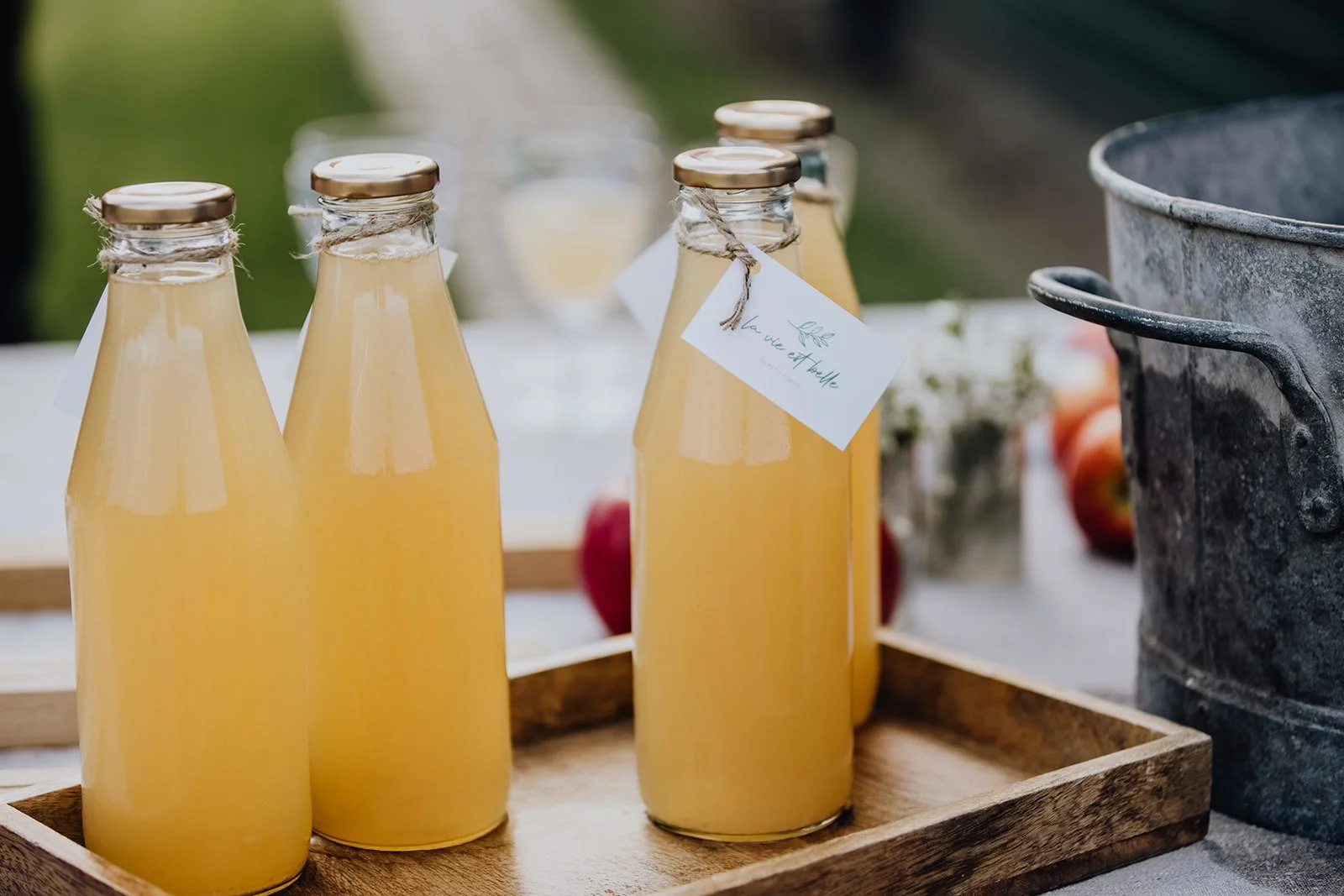 sapjes in glazen flessen