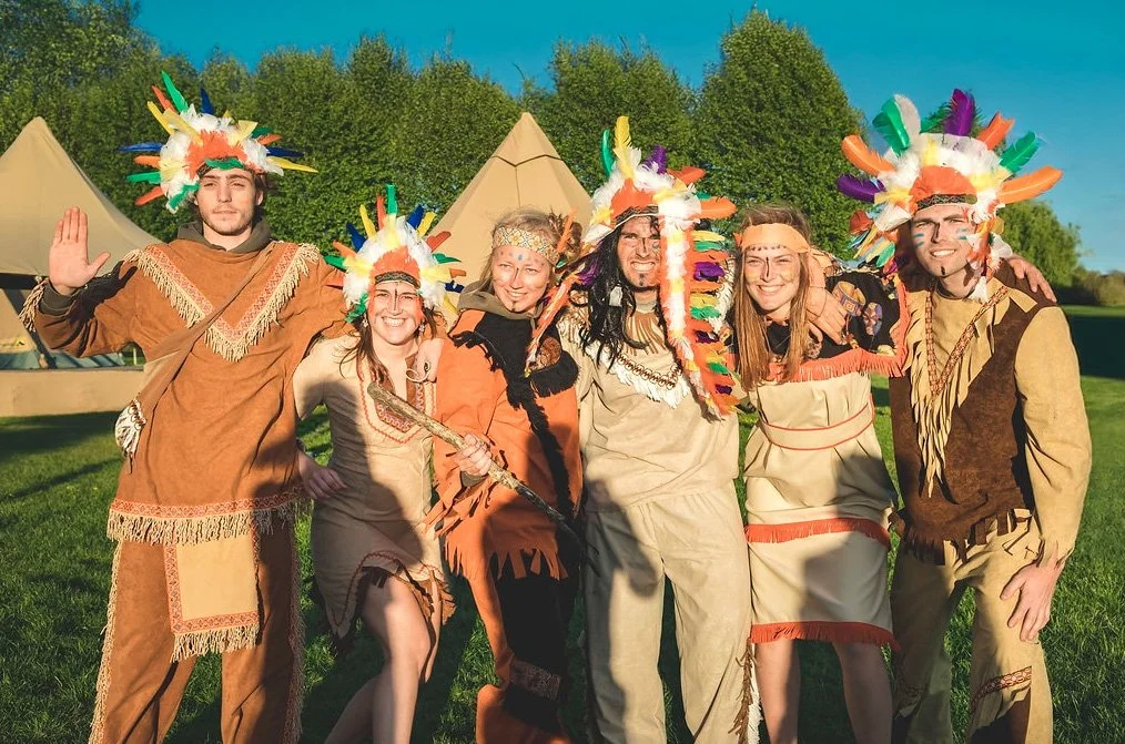 mensen verkleed in indianen