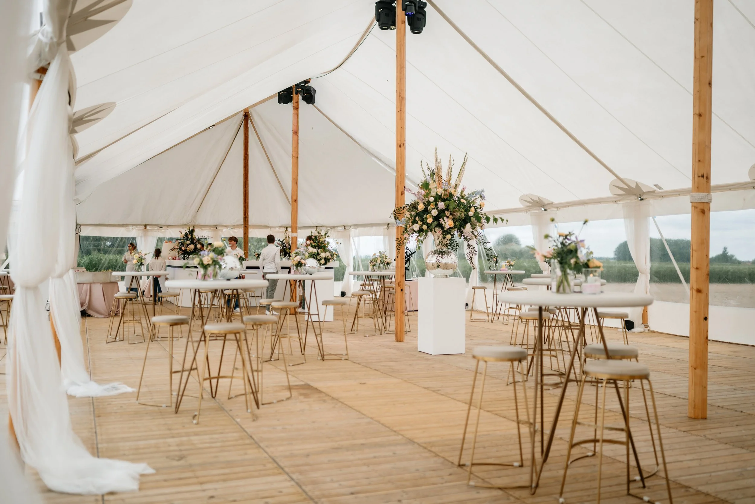 inkleding van tent voor een communie feest