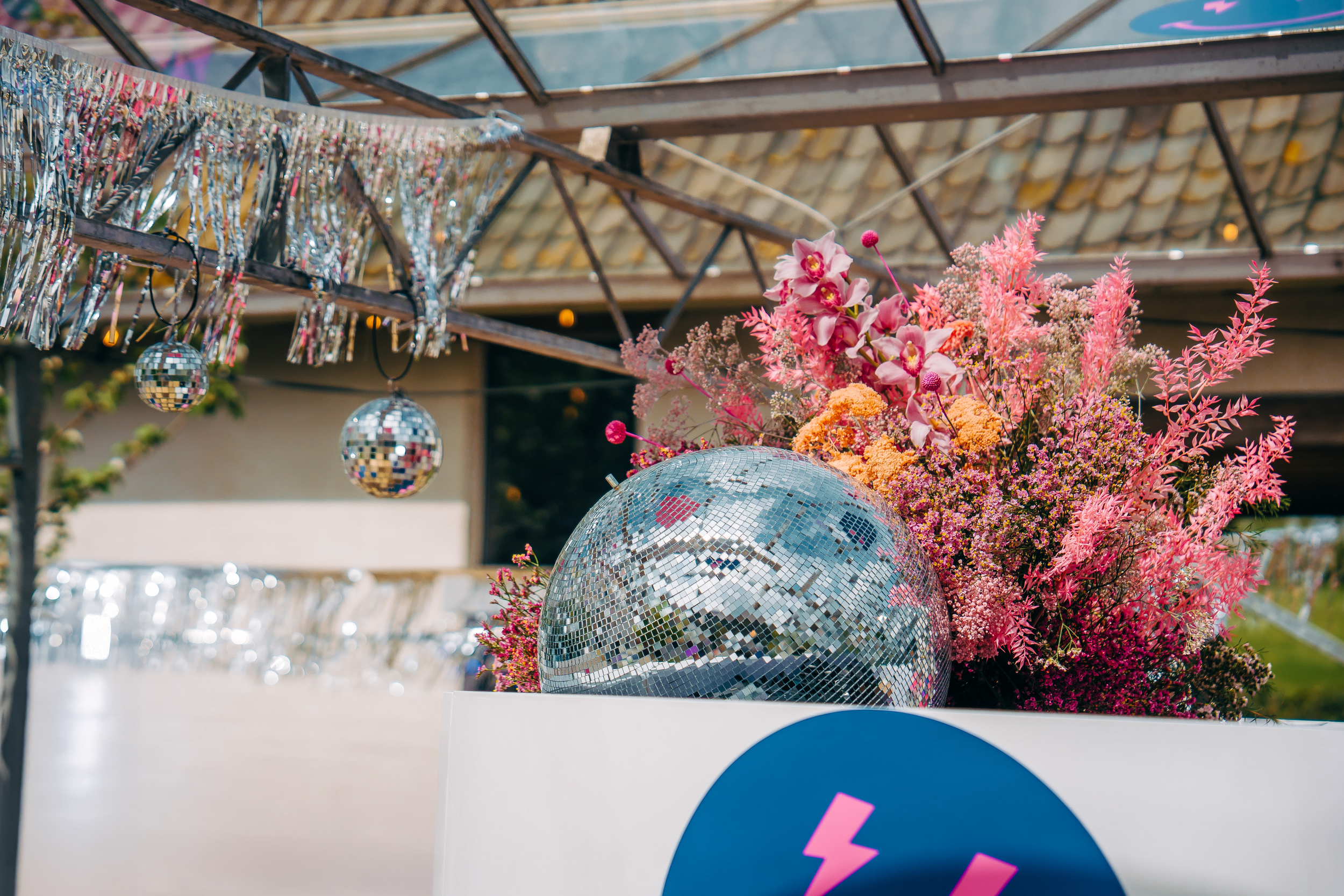 kleurrijke decoratie tijdens een lentefeest festival