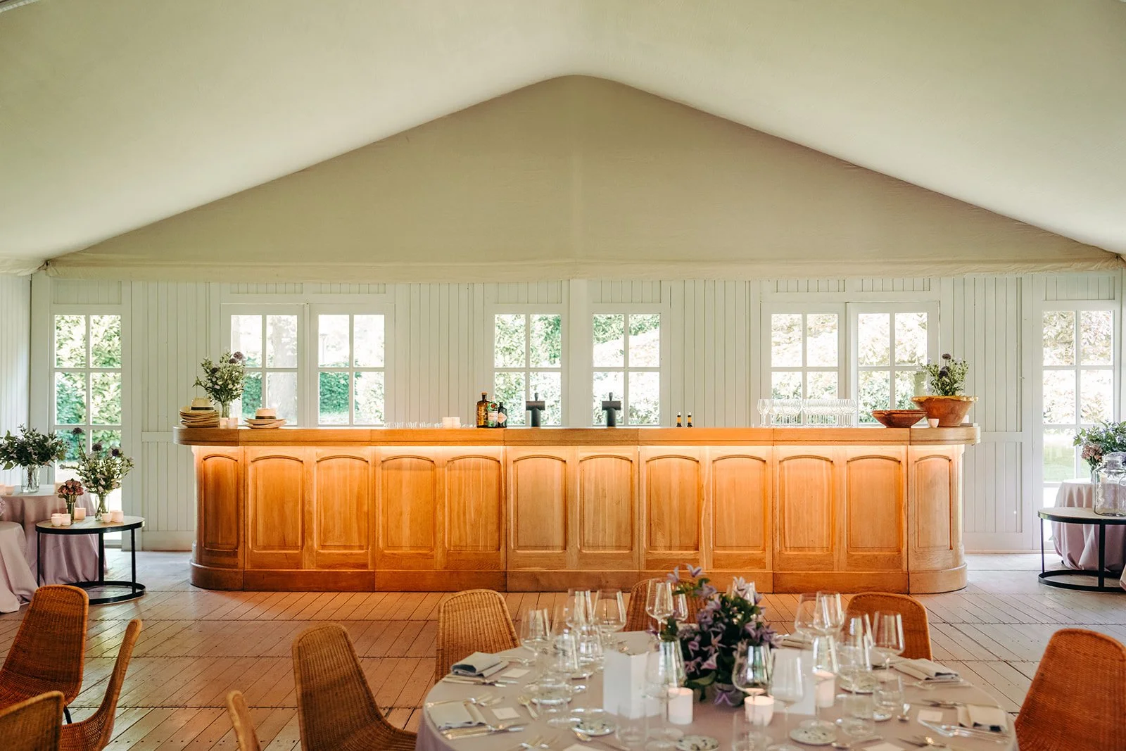 verlichte bar in tent