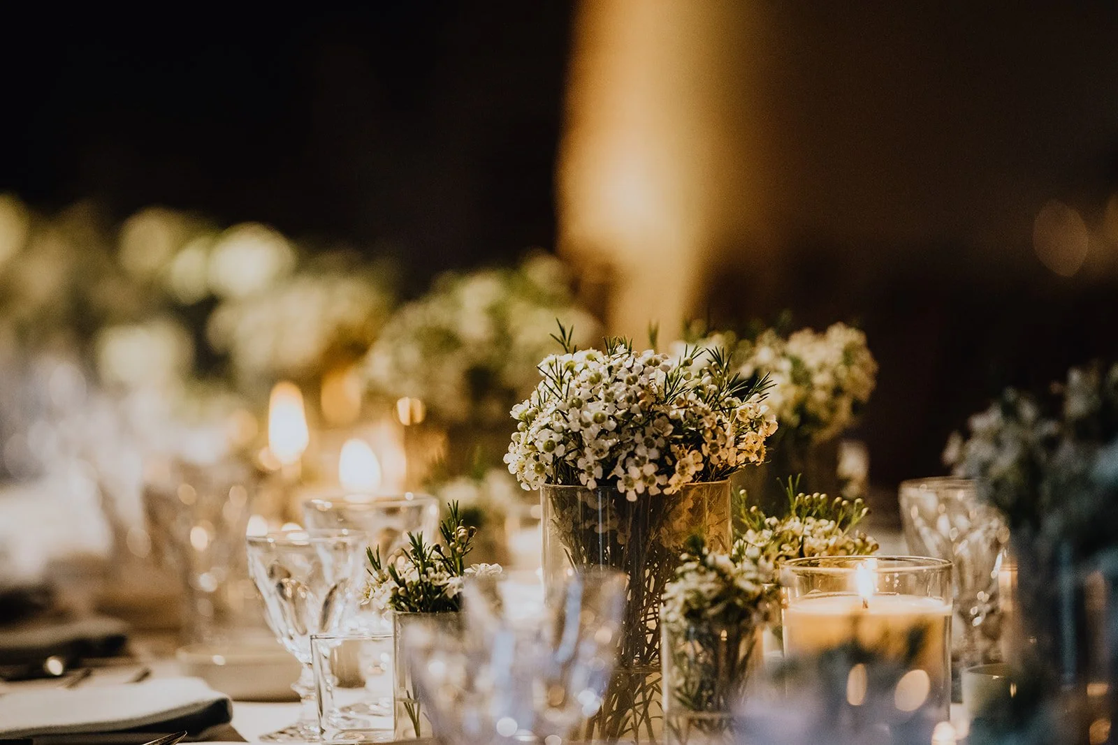 witte bloemen in vaas op tafel