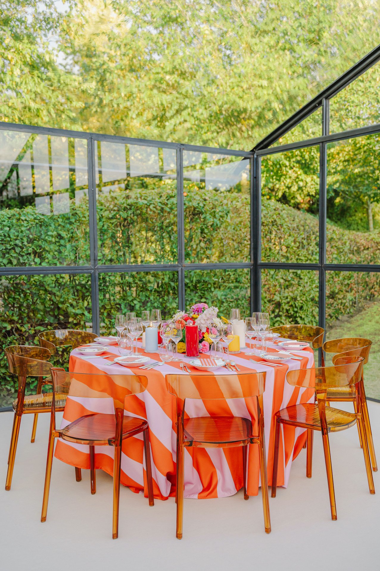 kleurrijke tafelsetting en stoelen