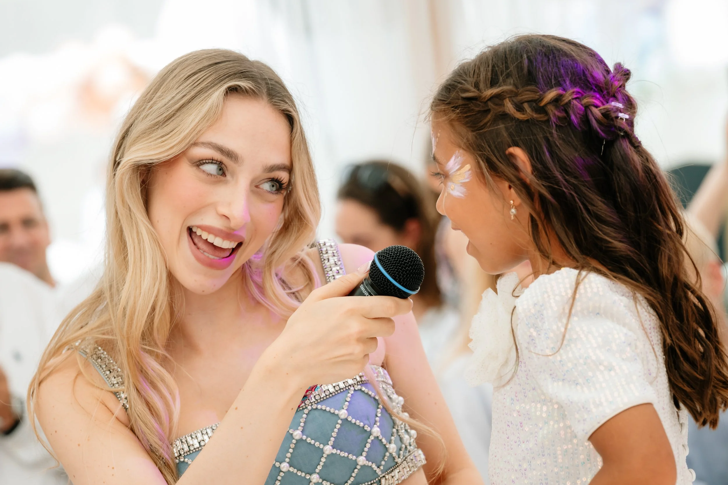 interactie tussen zangeres Camille en kindjes