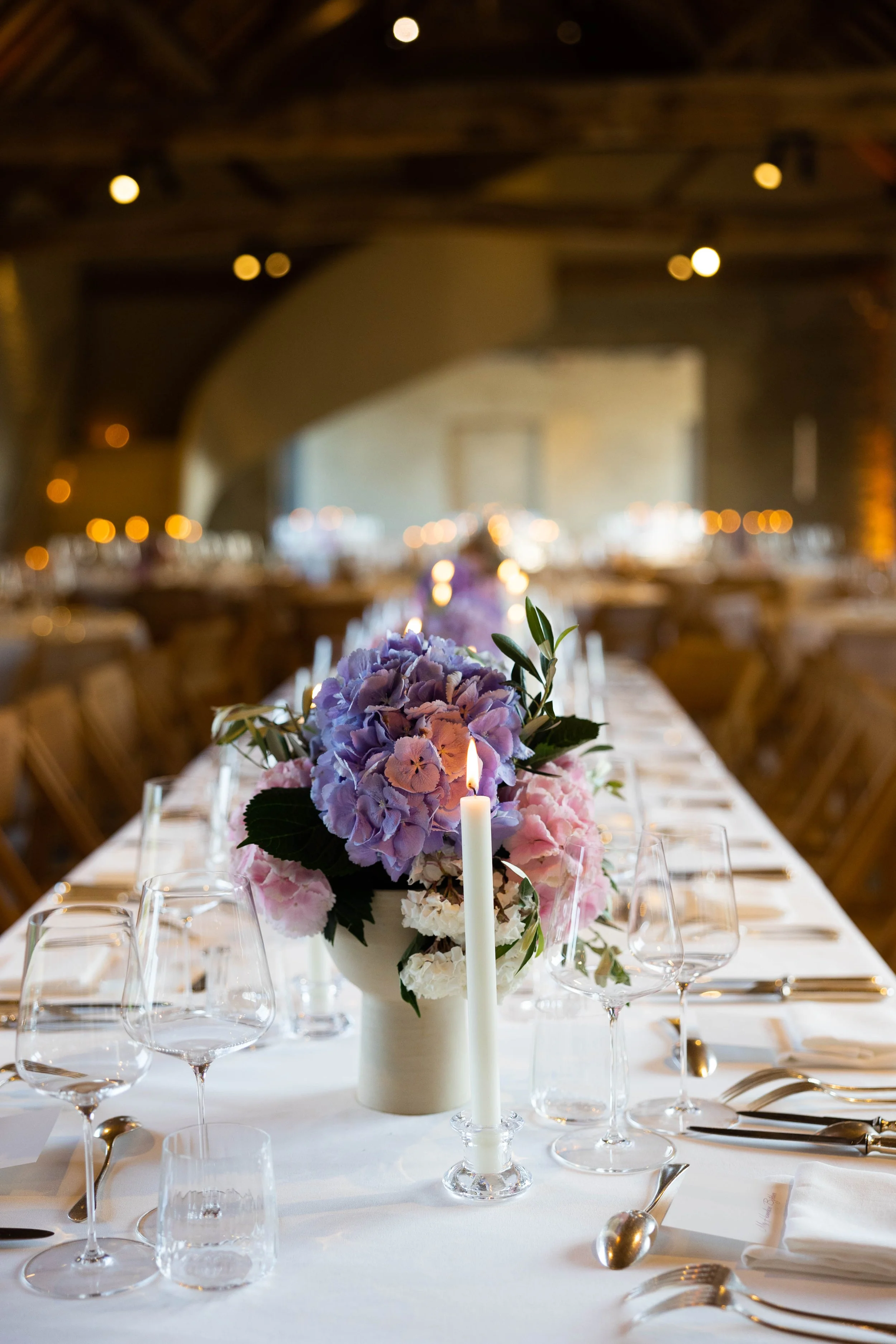 bloemen op tafel met paarse details