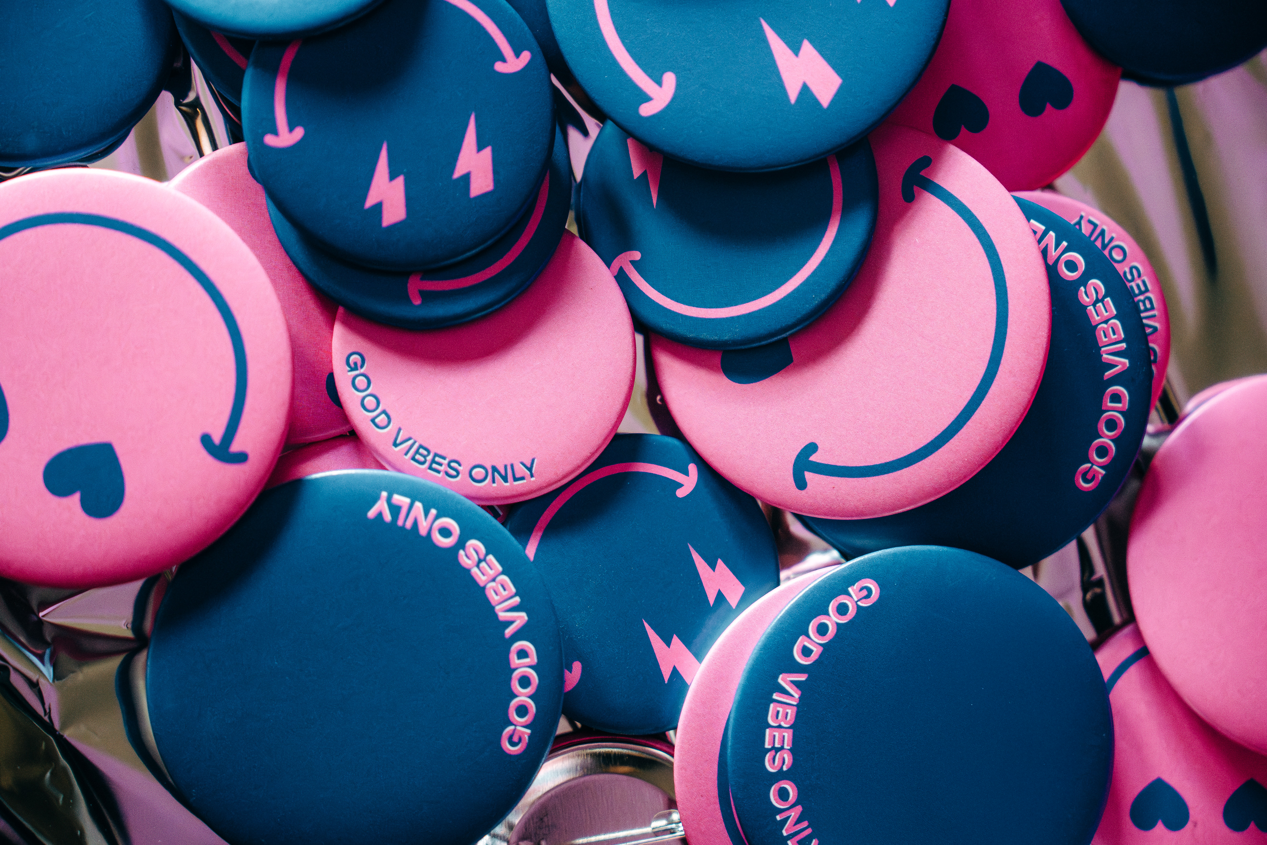 detailshot van pinnetjes met smiley design