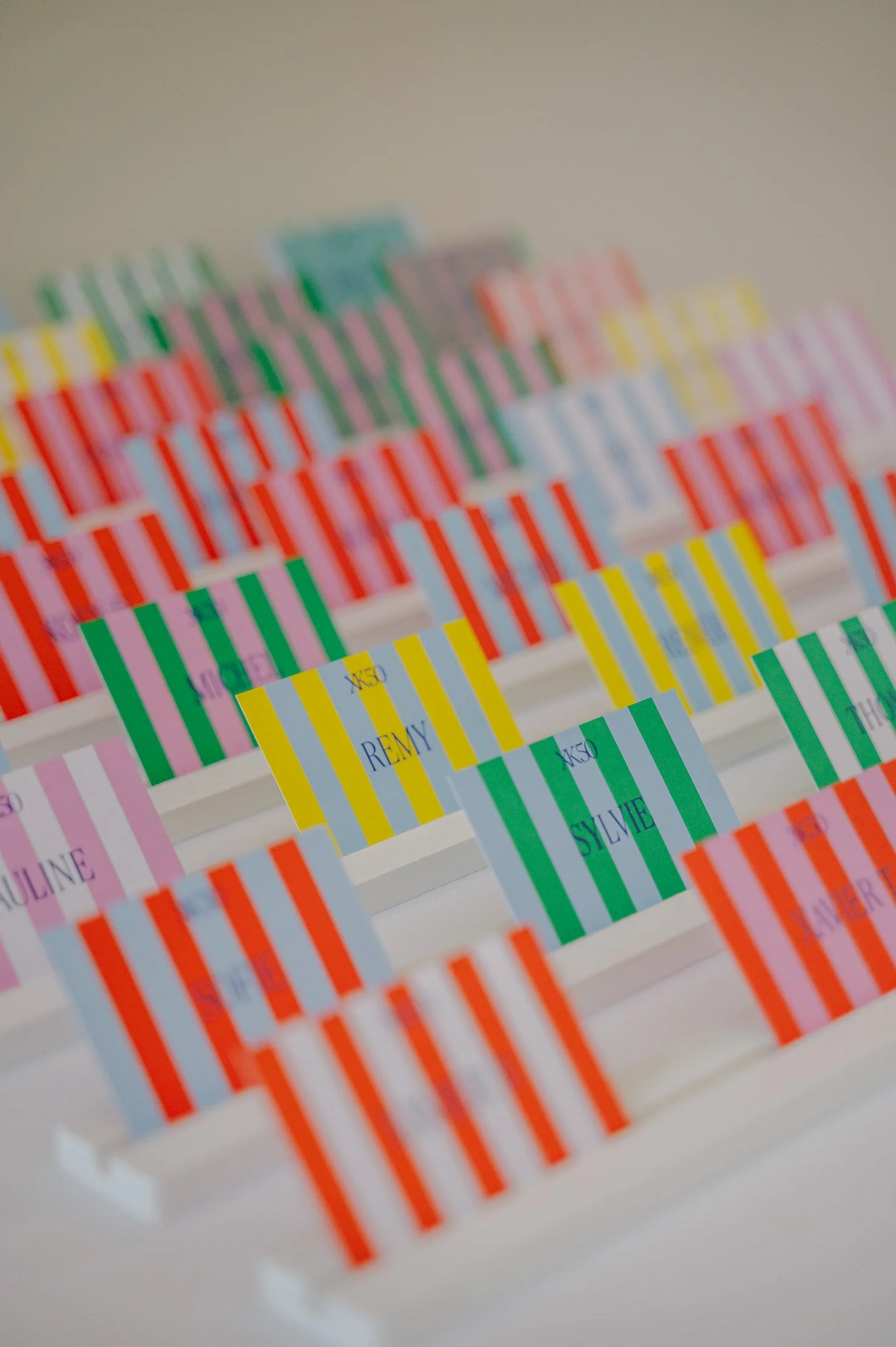 Kleurrijke naamkaartjes op 50ste verjaardagsfeest