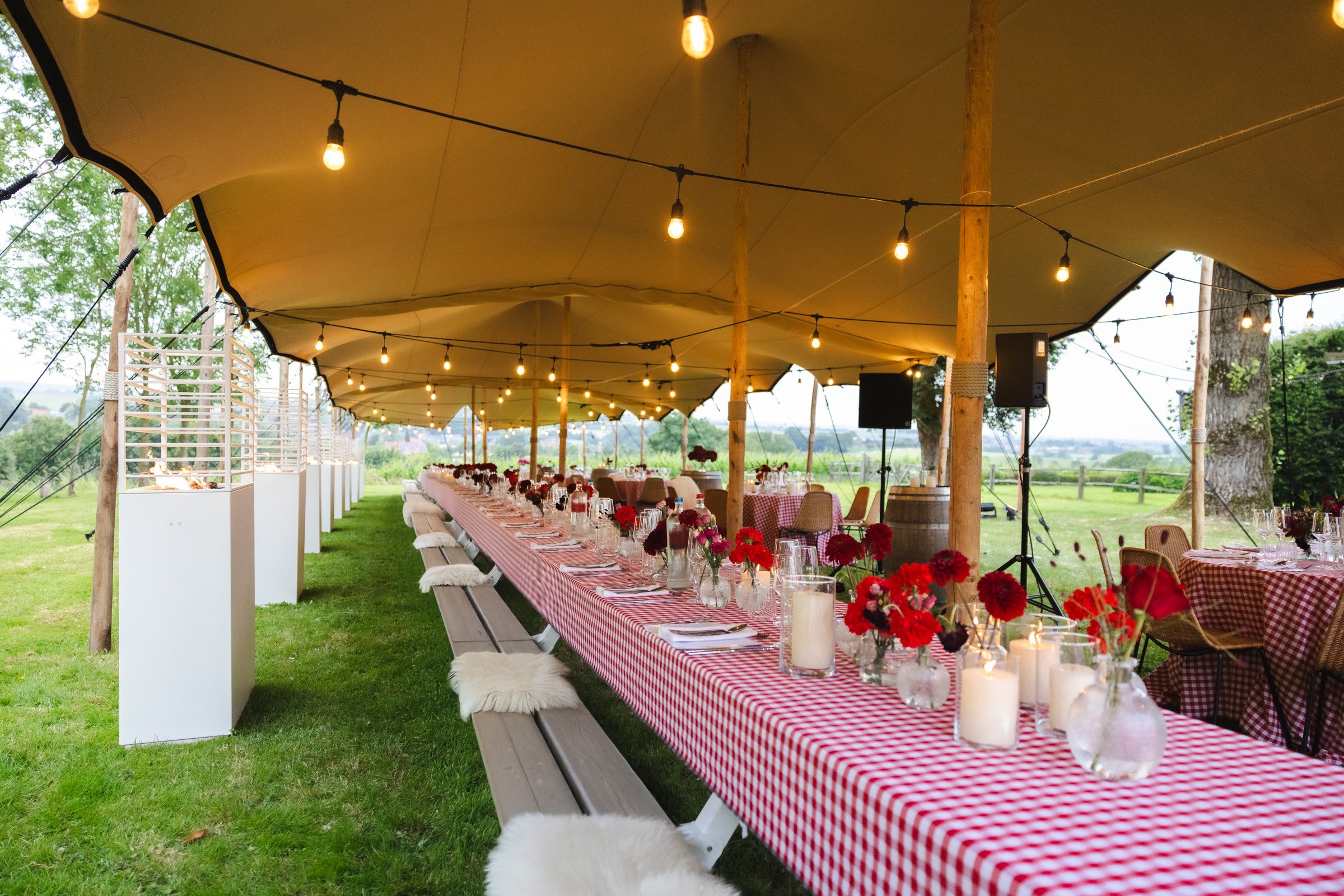 tafelaankleding met rode details