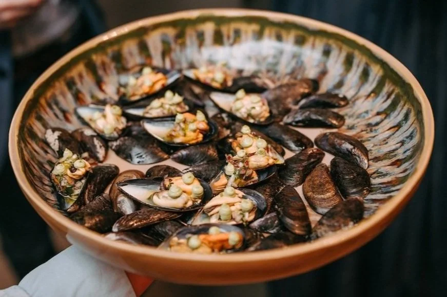 geserveerde mosselen in schaal