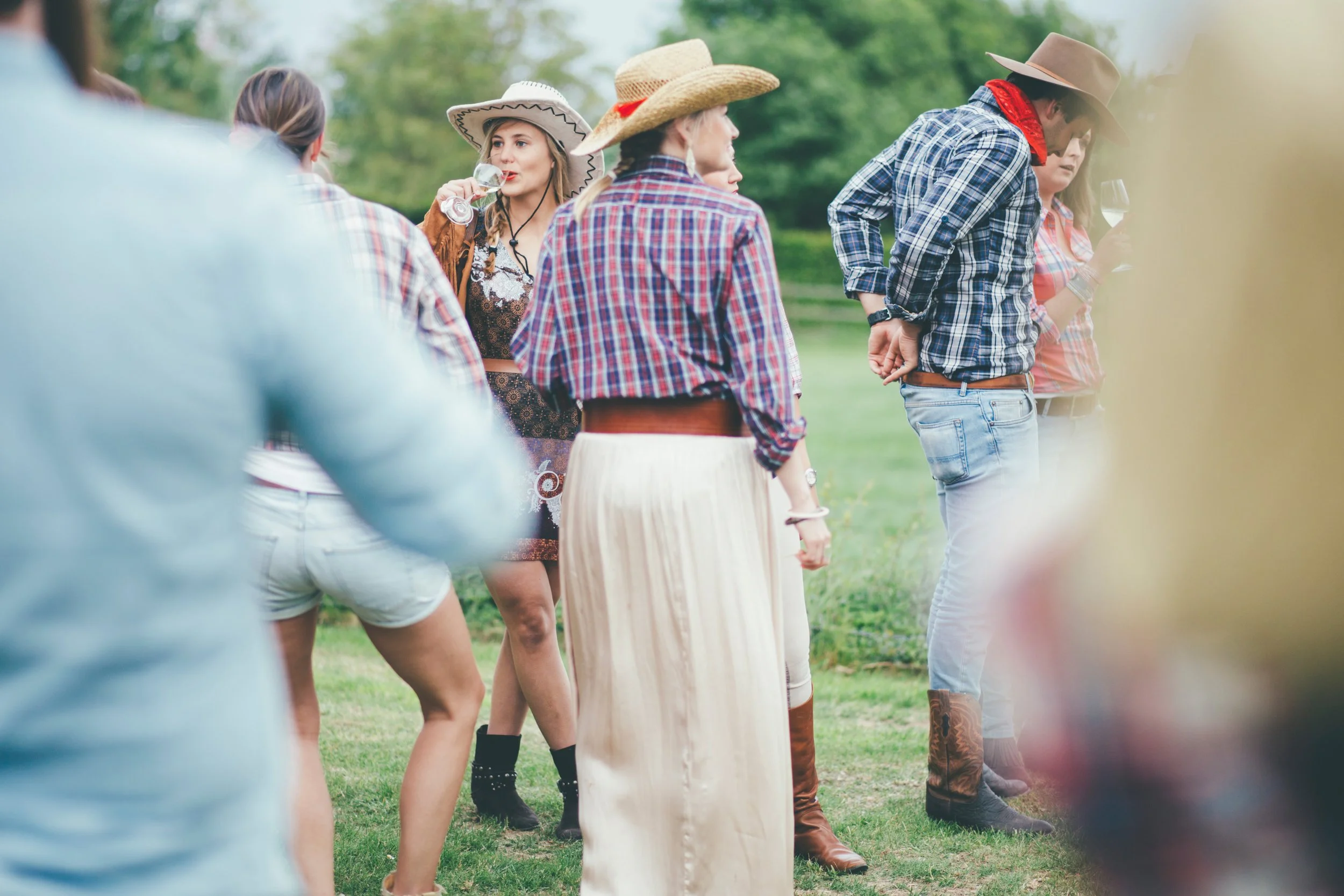 mensen opgekleed in happy western thema