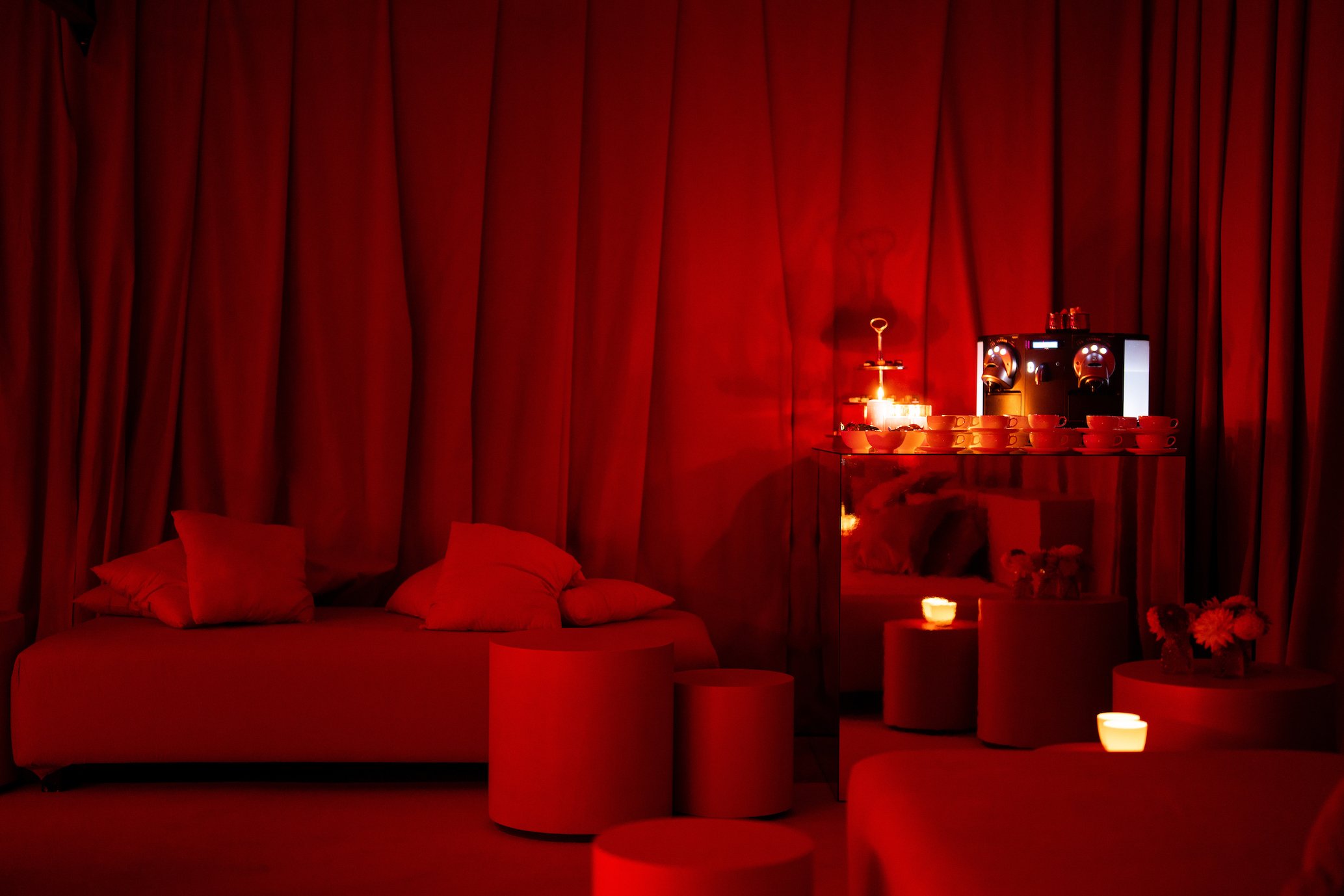 Feestsetting met rood interieur en een luxe uitstraling