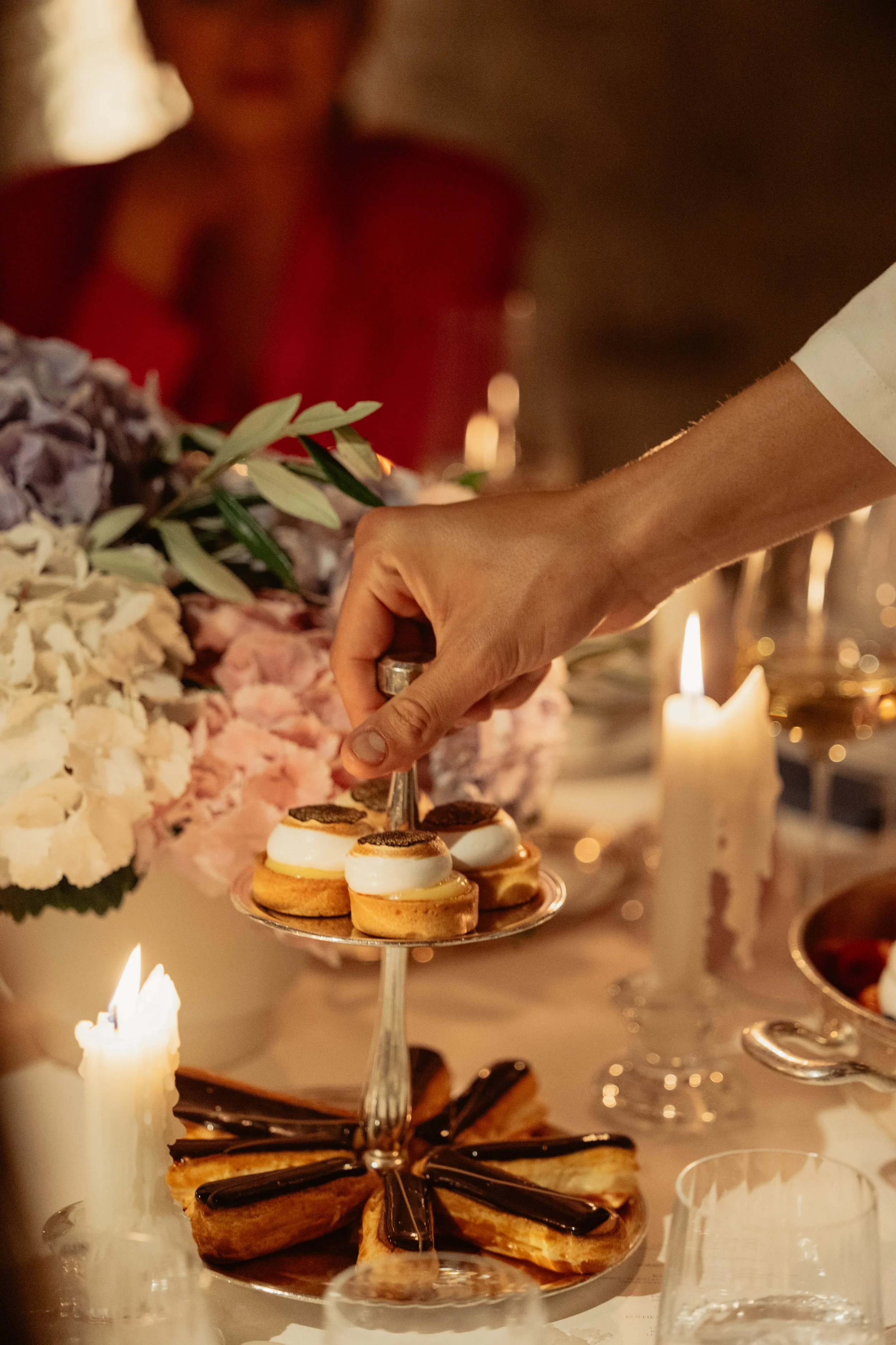 dessertbord die op tafel geplaatst wordt