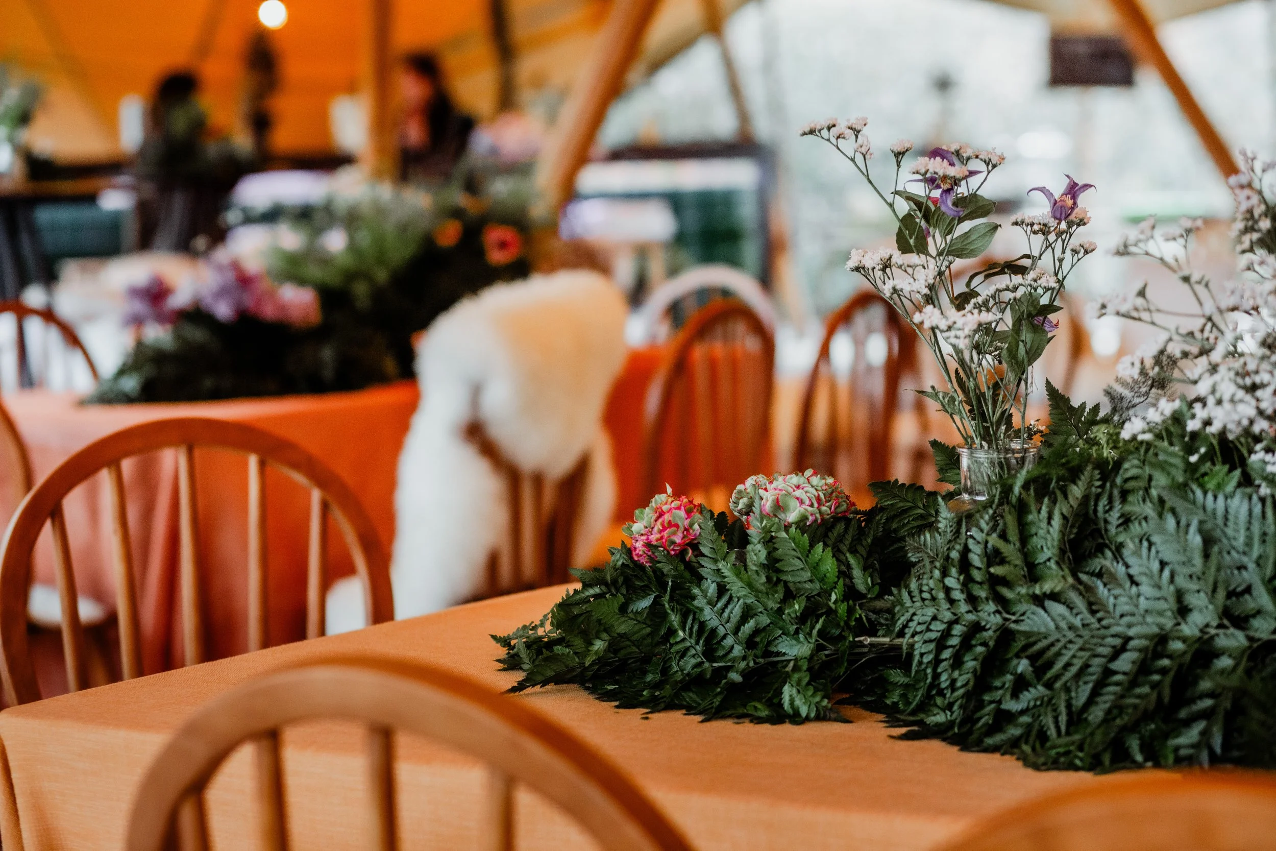 detail van tafelstyling in een bos setting