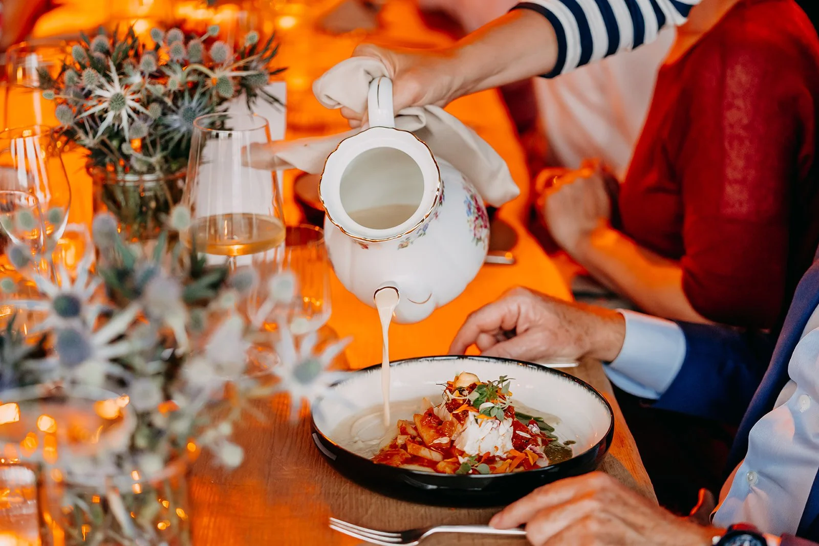 eten geserveerd tijdens een themafeest aan zee