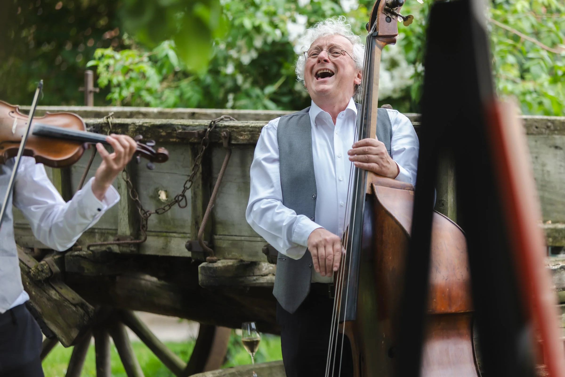 band met violen tijdens een huwelijksfeest