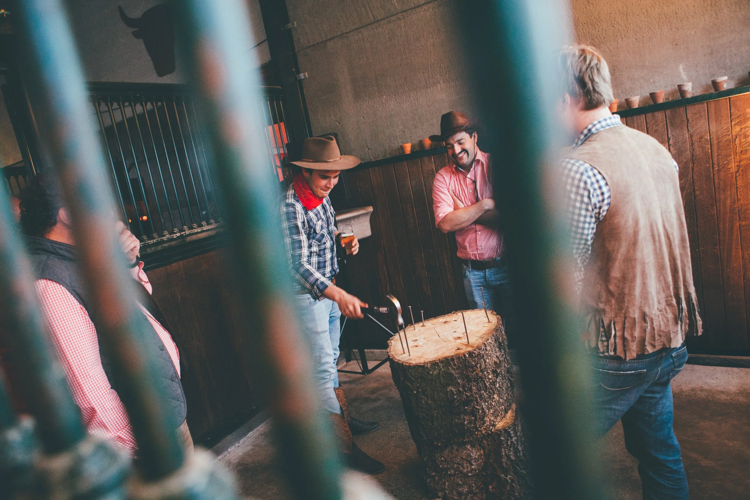 nagels in hout kloppen als activiteit