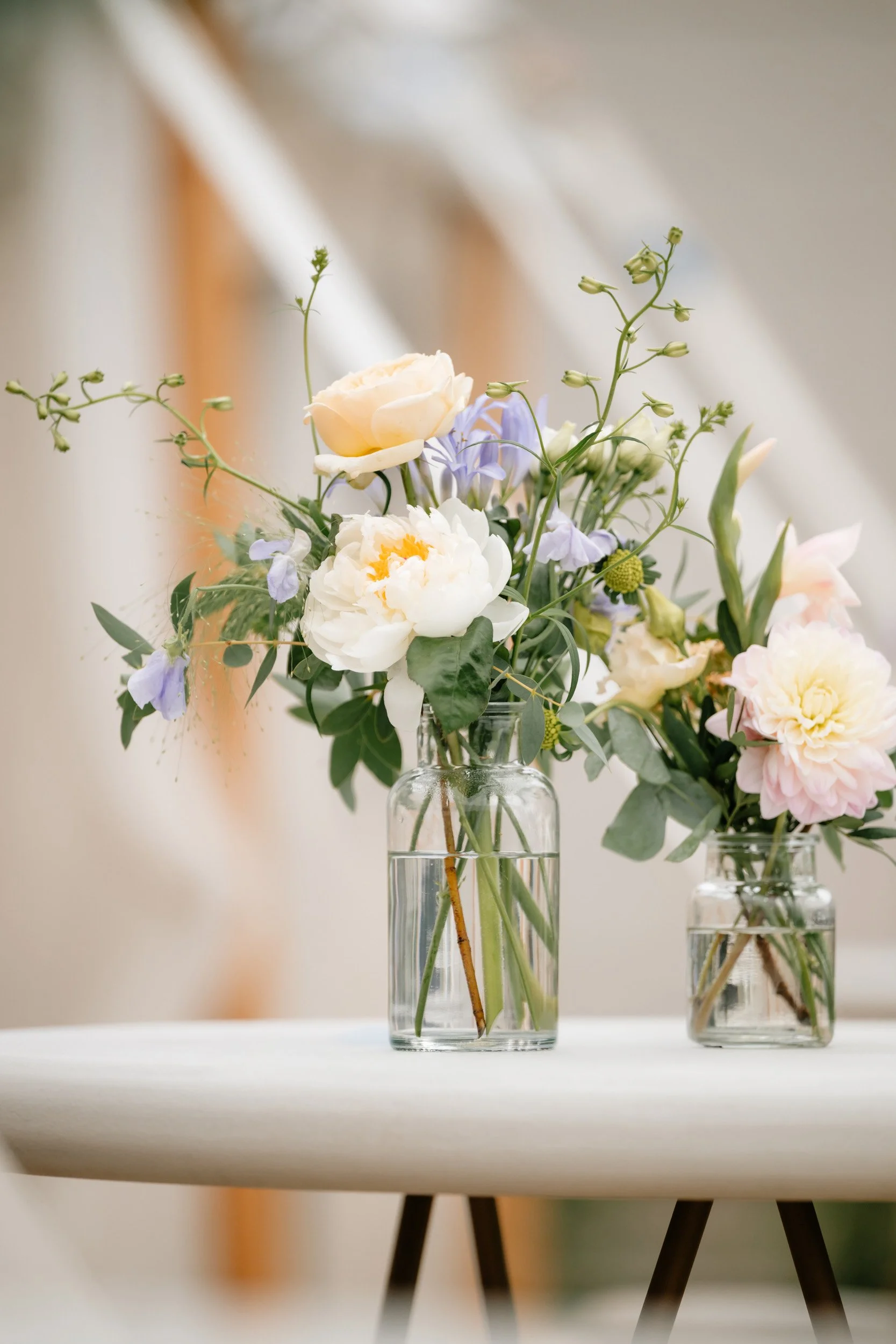 bloemen in vaas met paarse details