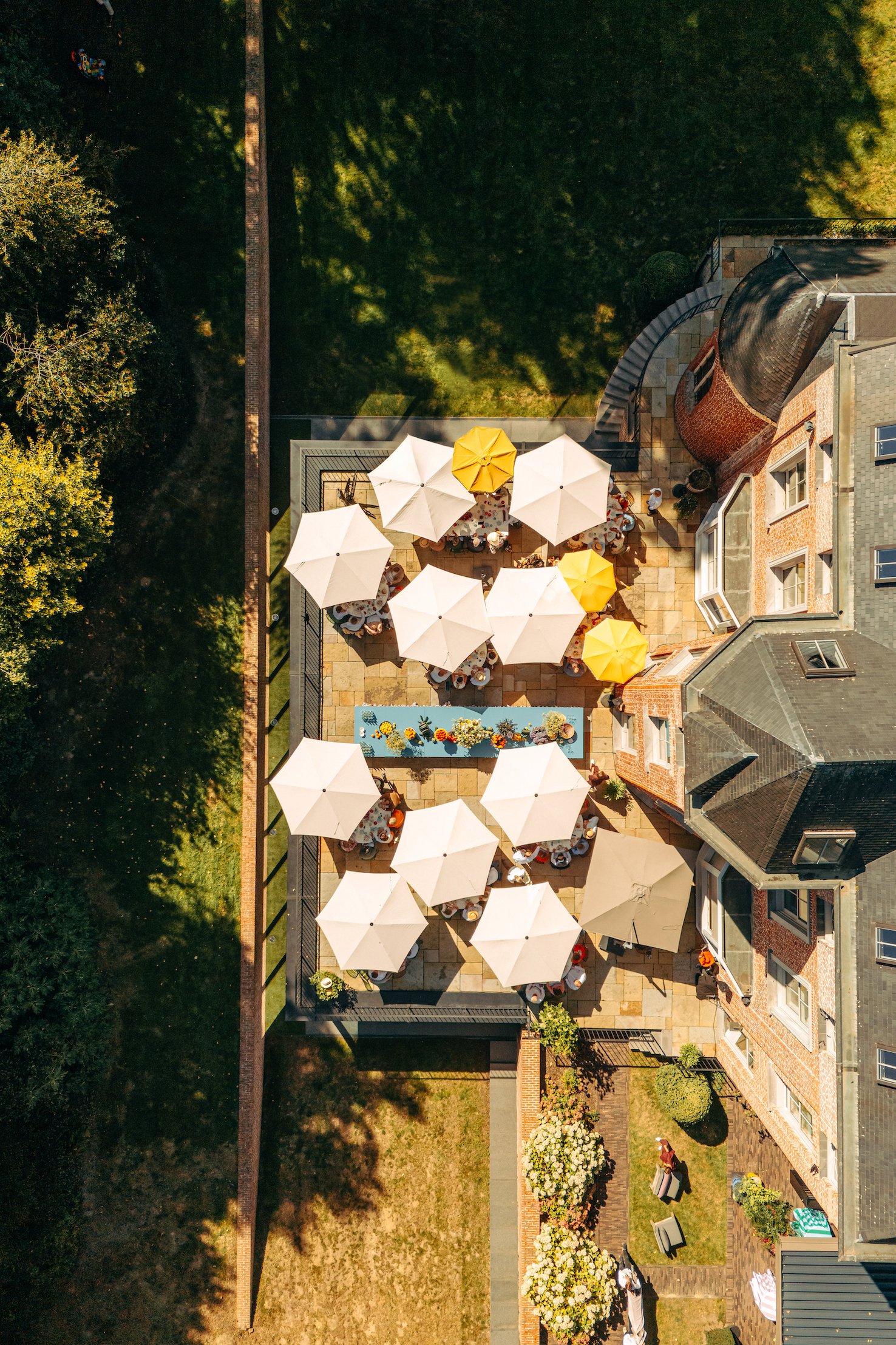 overzicht van buiten setting tijdens een verjaardagsfeest