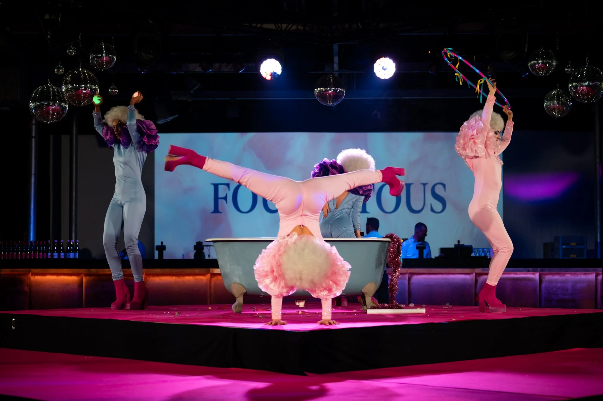 entertainers in leuke kostuums op corporate event
