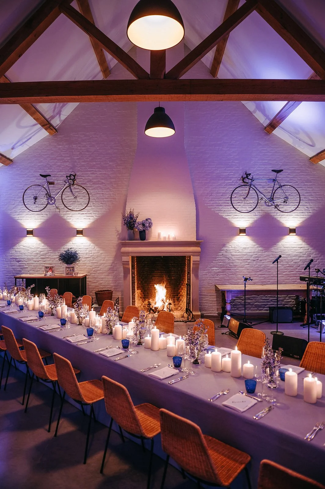lange tafel in zaal met blauwe details
