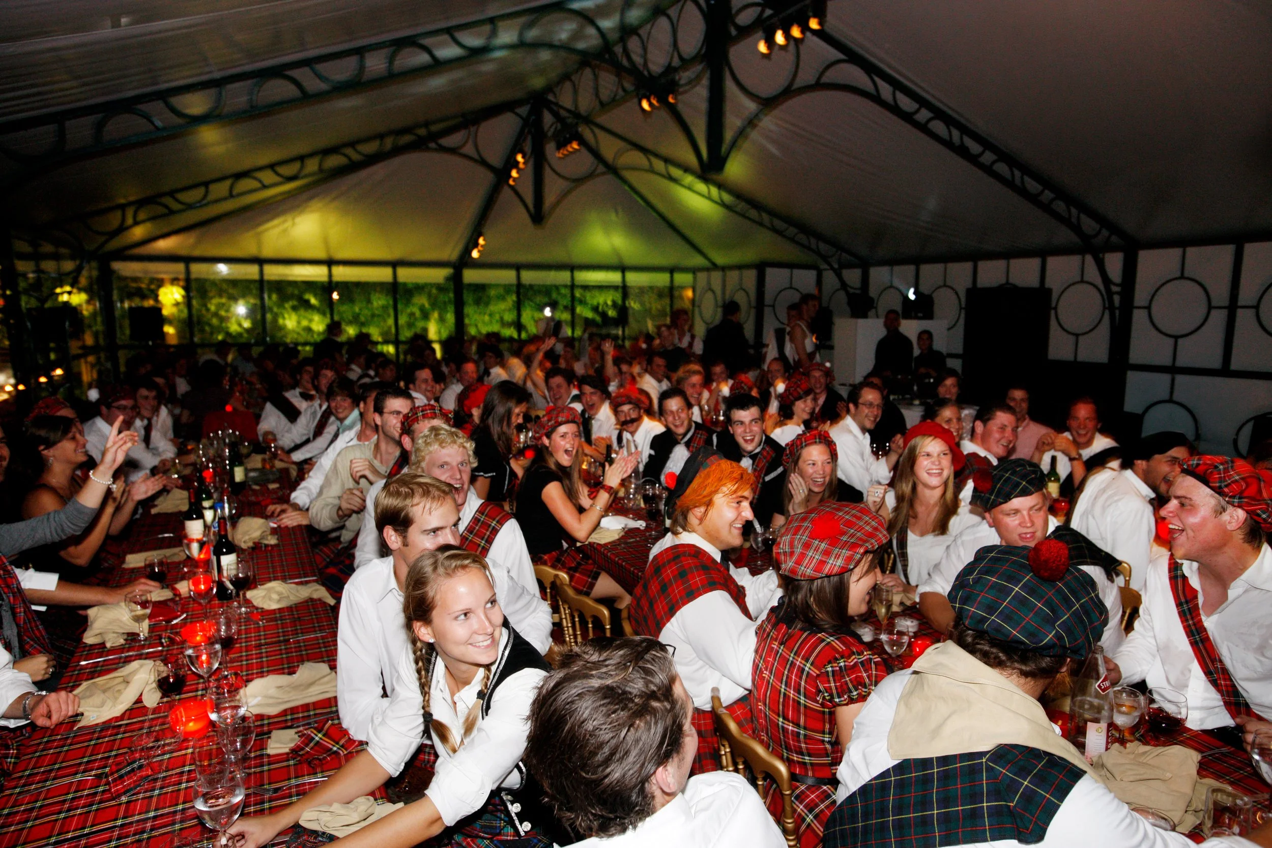mensen samen in schotse verkleedkledij