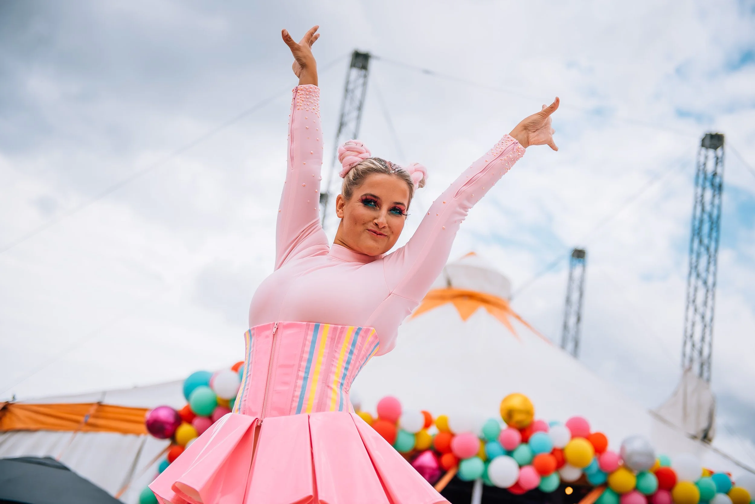 entertainer in roze kleren