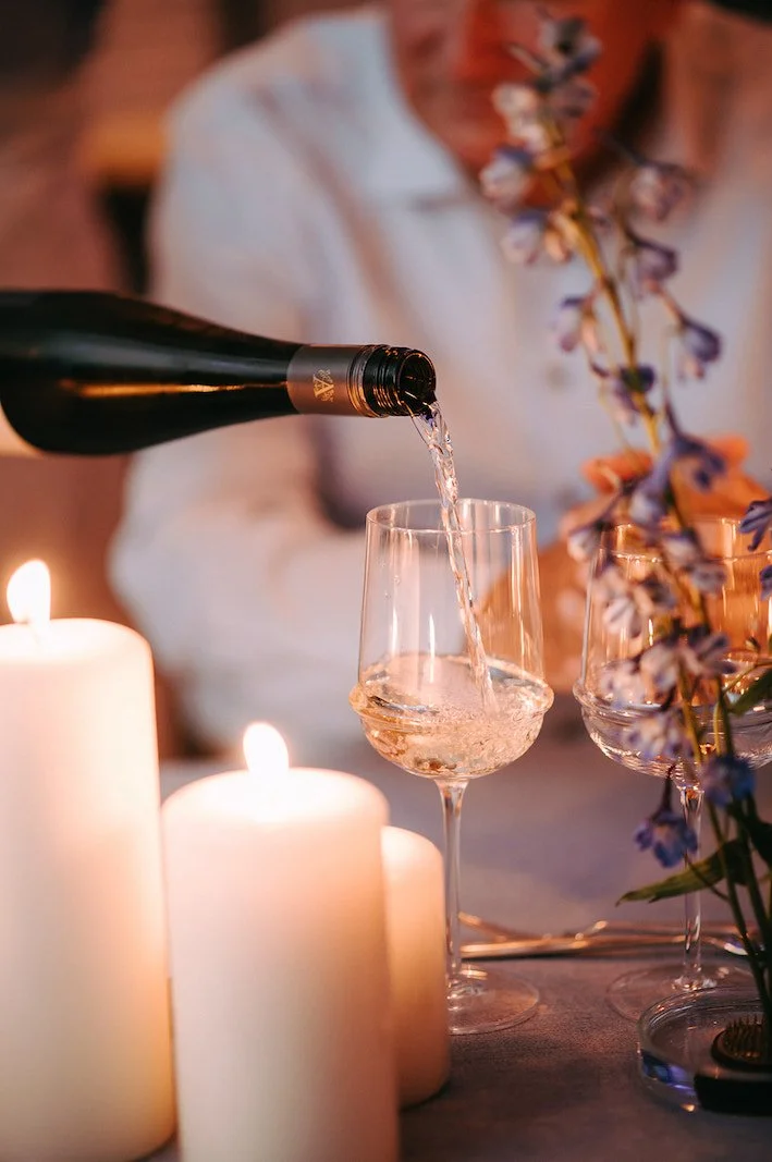 wijn die wordt ingeschonken