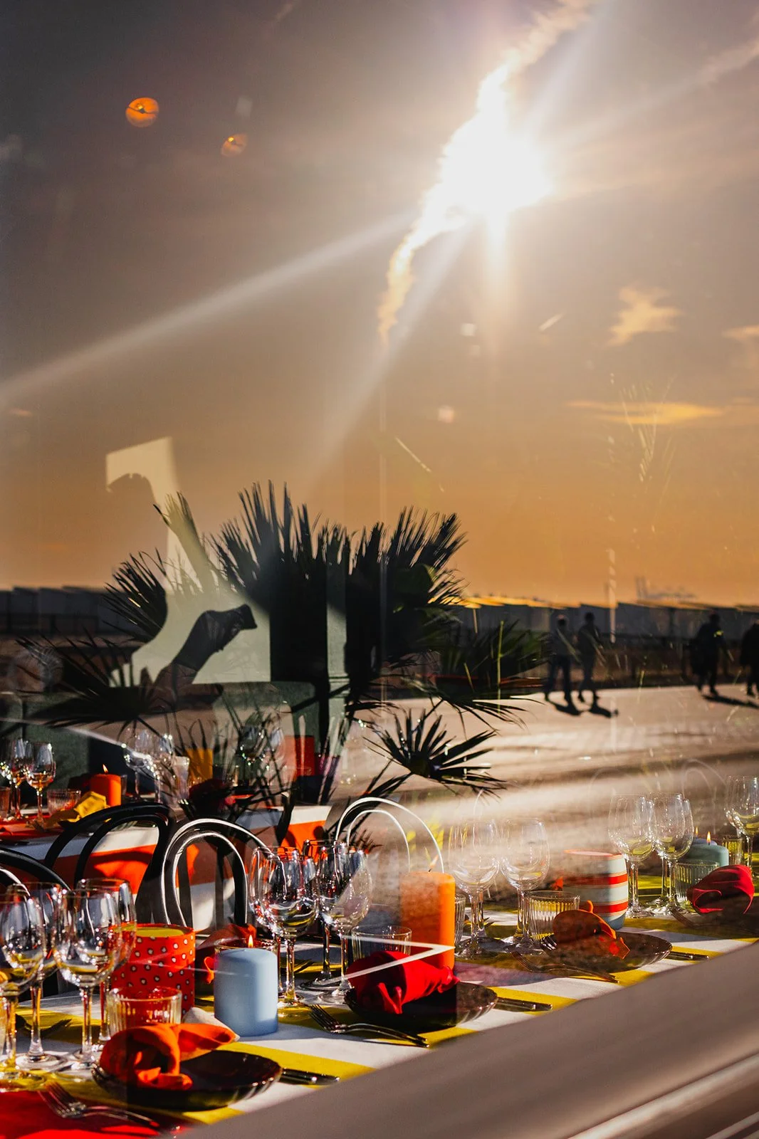 reflectie van zonsondergang en kleurrijke opgedekte tafel