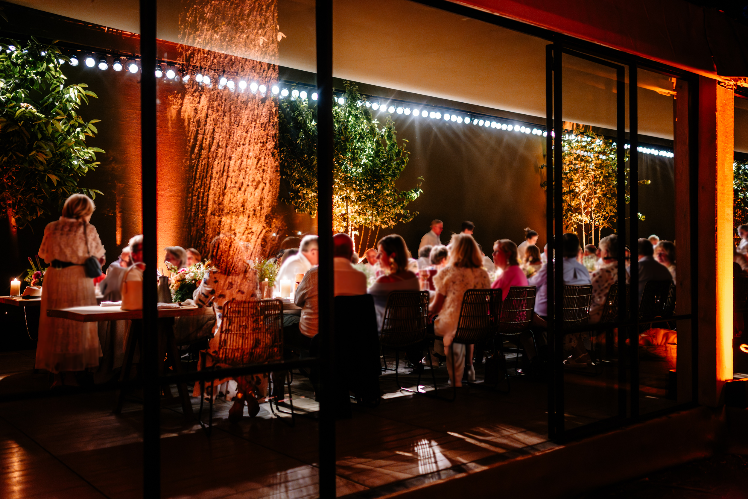 sfeerbeeld van mensen op een botanica tuinfeest