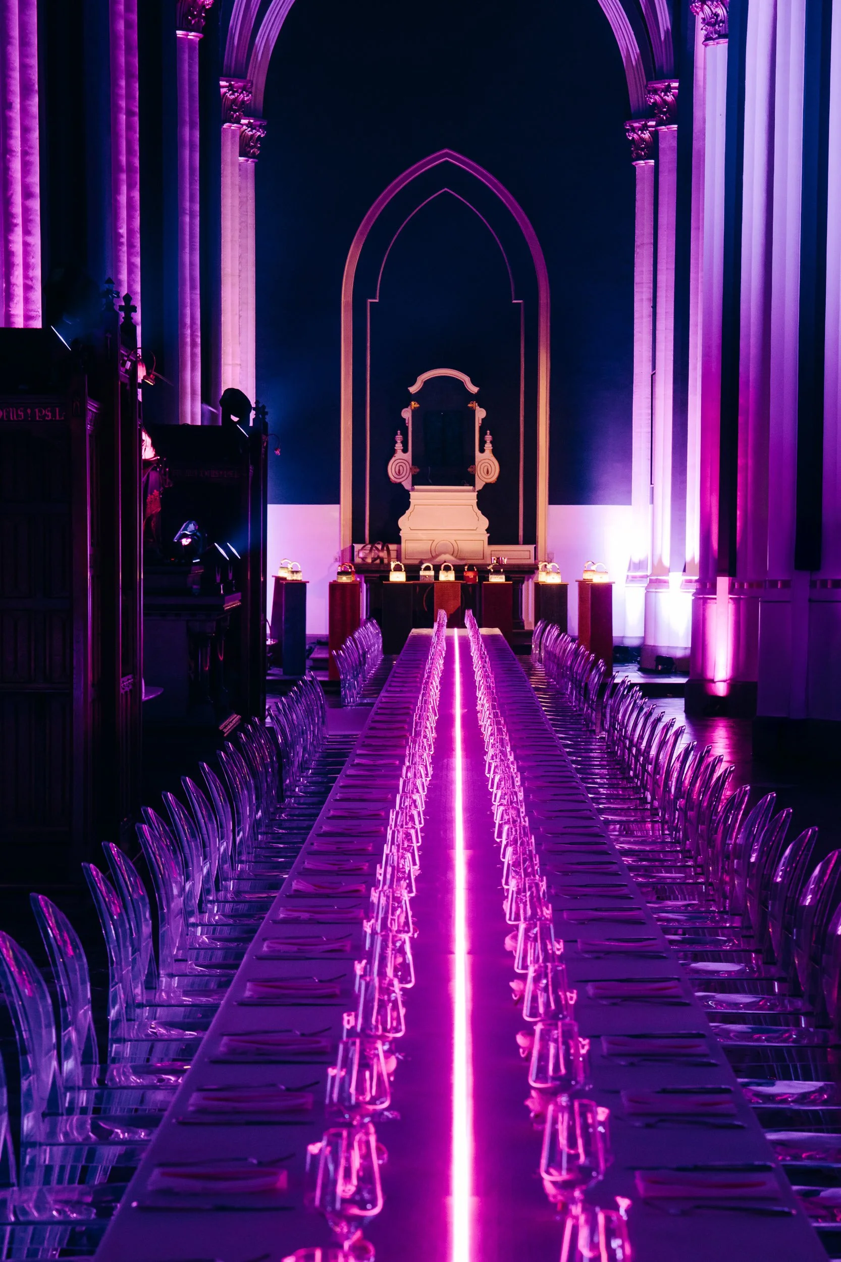 tafelsetting in kerk met paarse sfeerverlichting