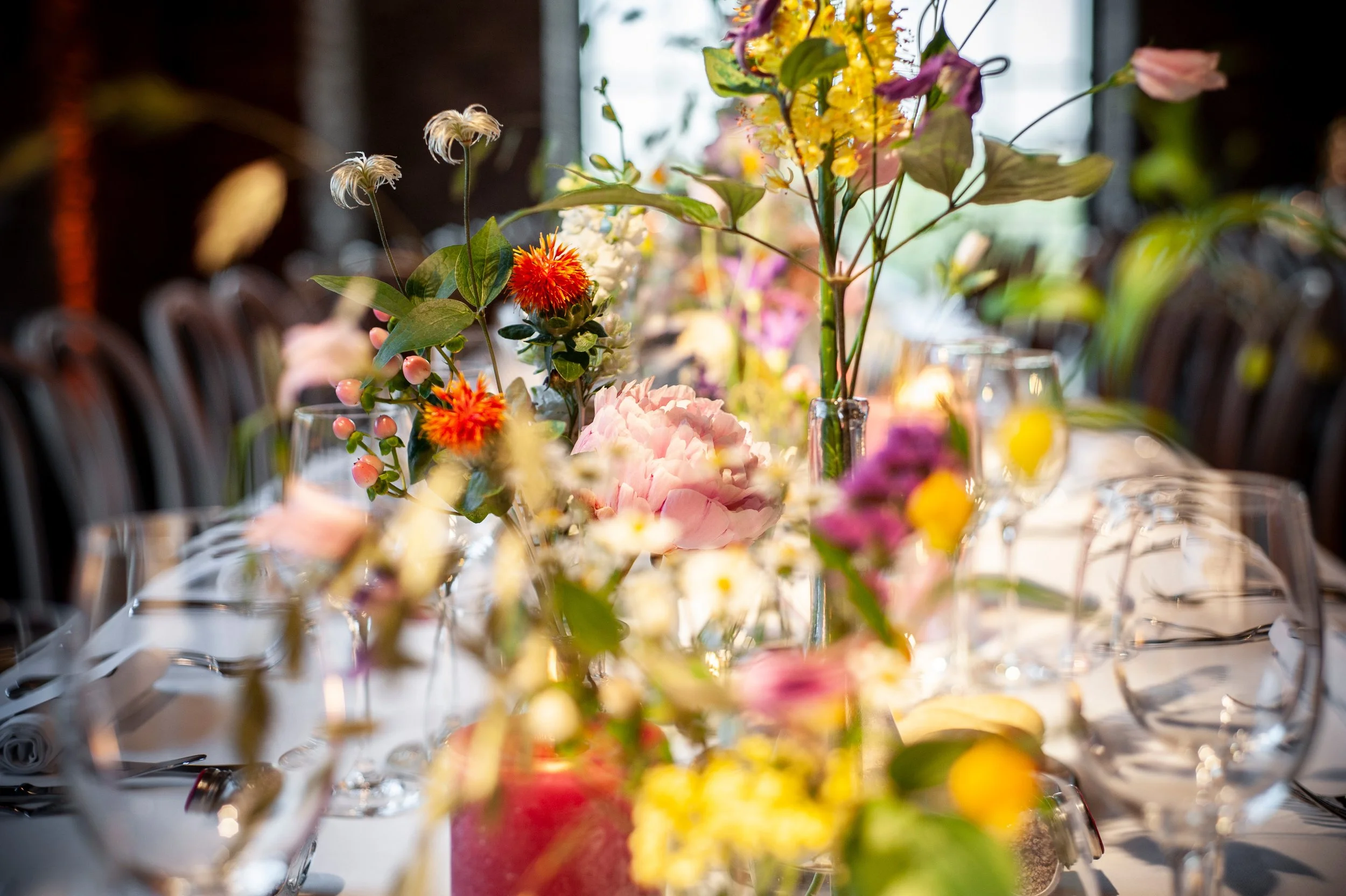 kleurrijke bloemen op tafel