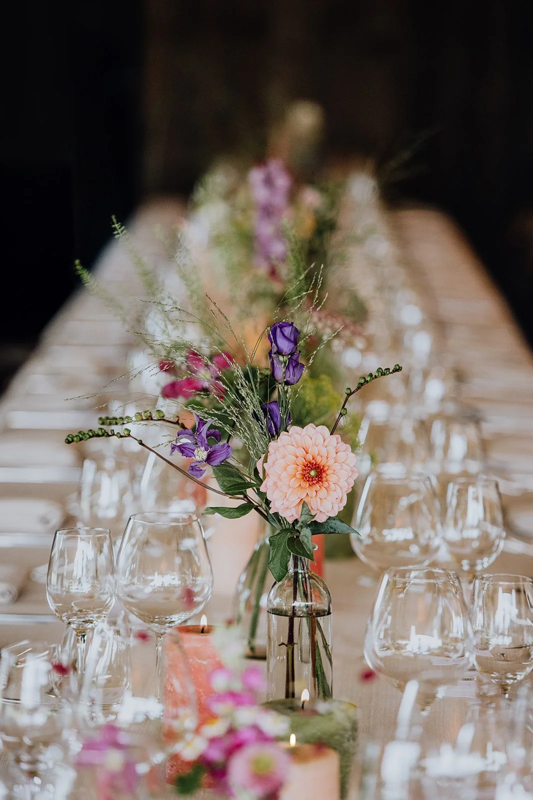 bloemen op tafel als decoratie