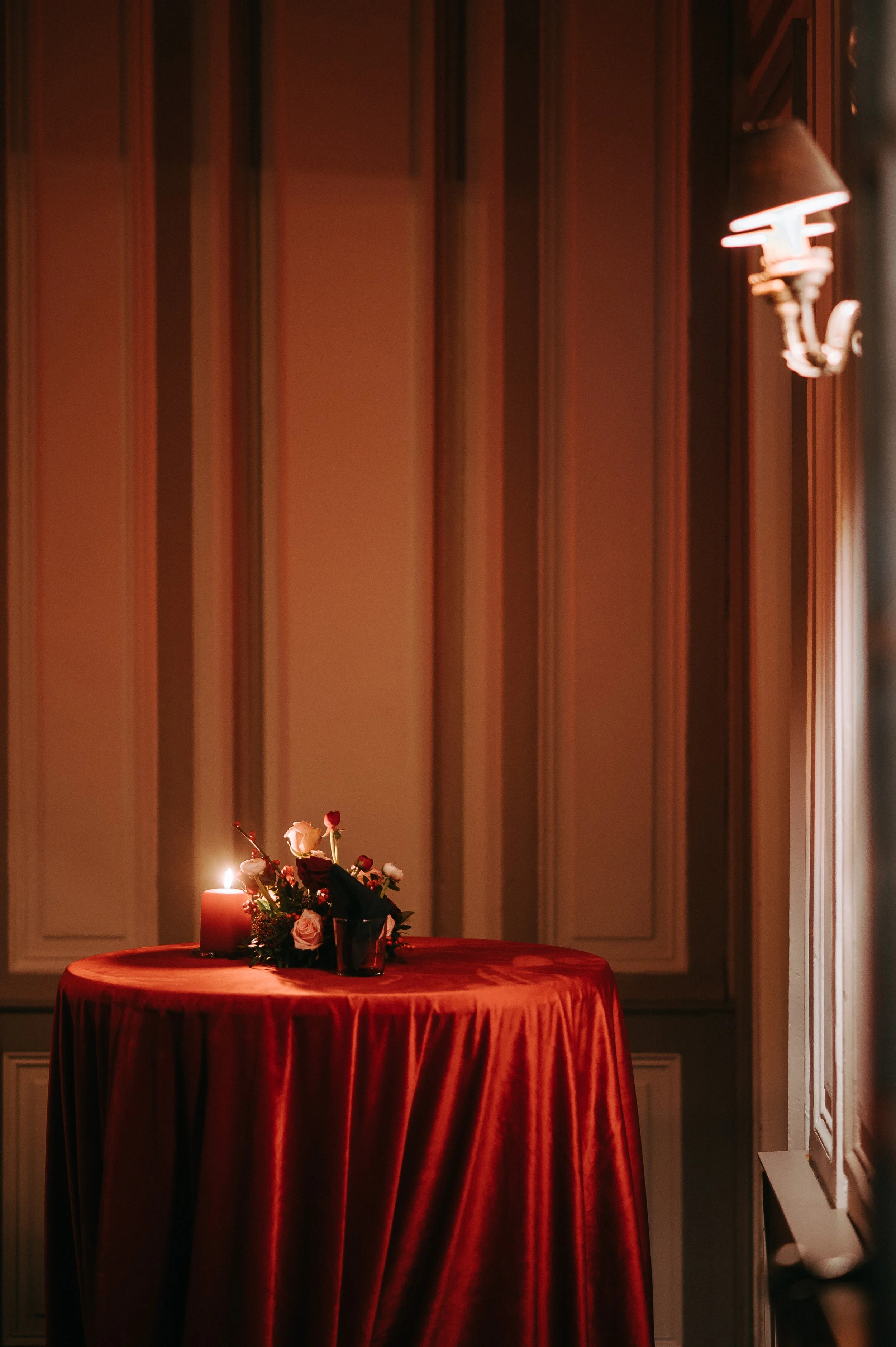 rode receptietafel met rode decoratie