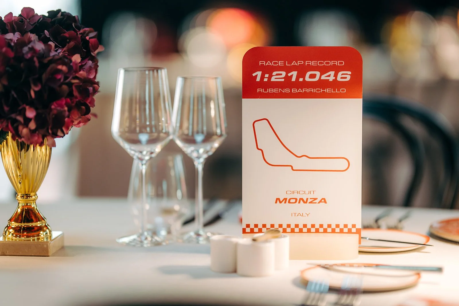 tafeldecoratie met F1 thema tijdens een verjaardagsfeest