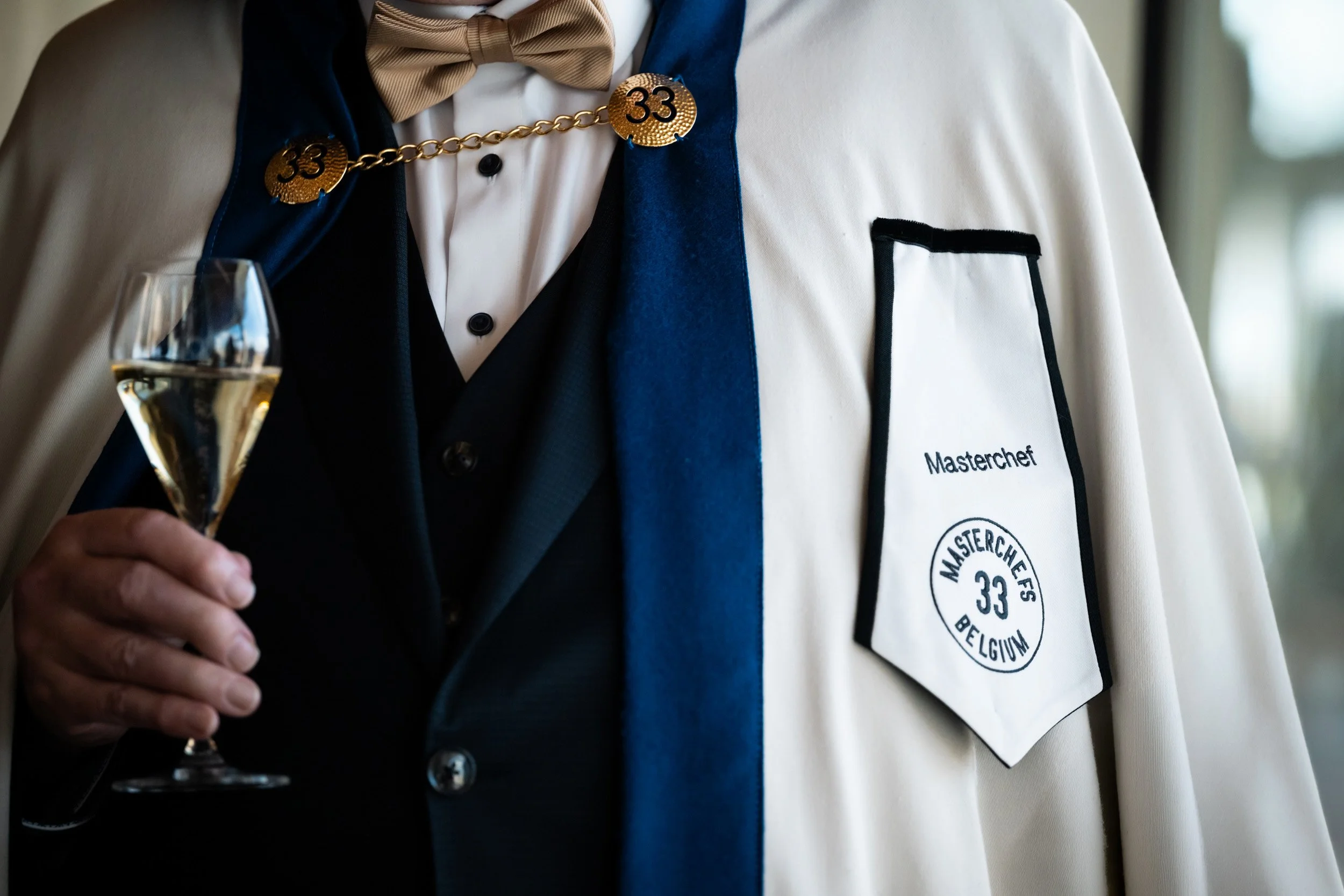persoon met masterchef cape aan