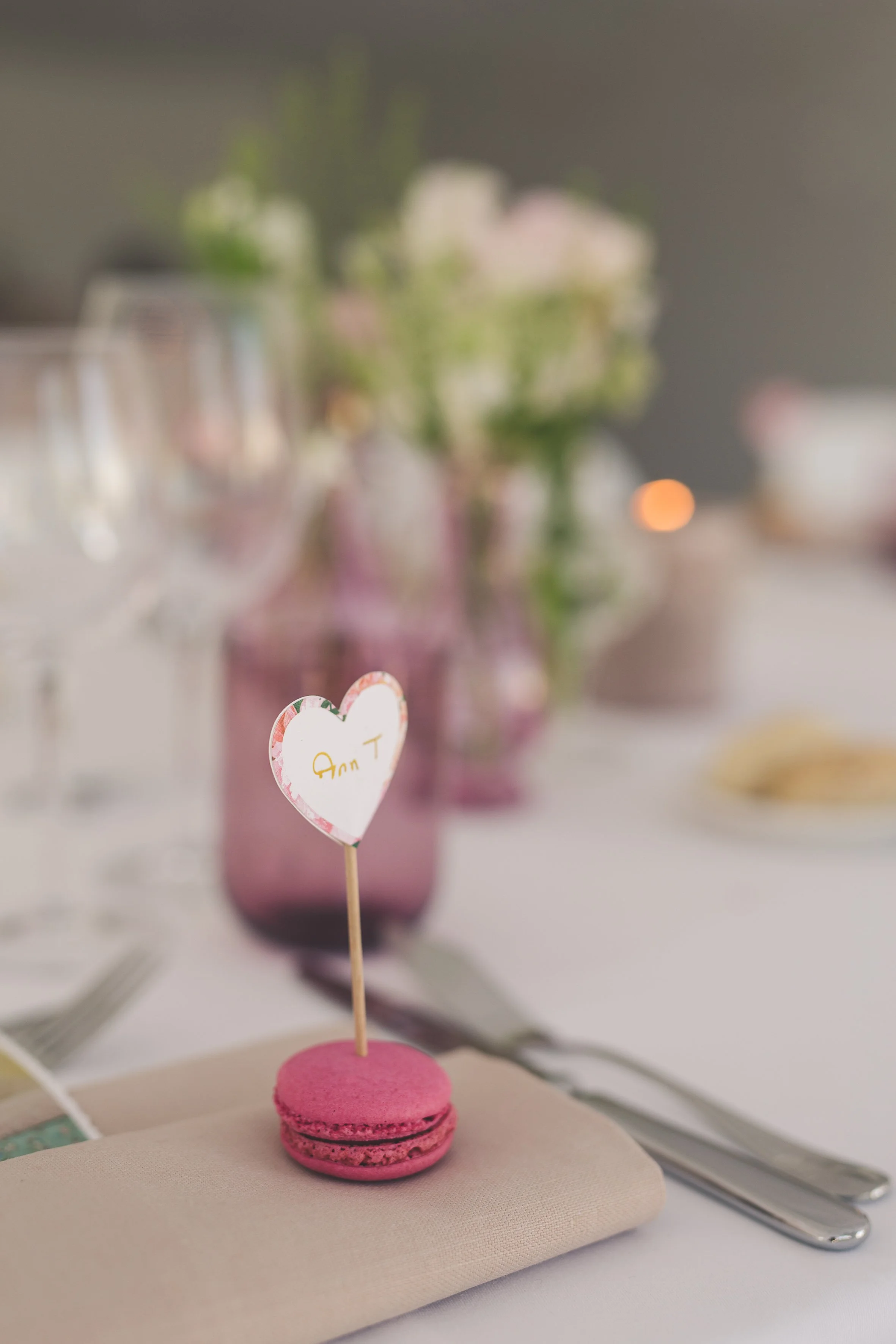 roze macaron met naamkaartje in
