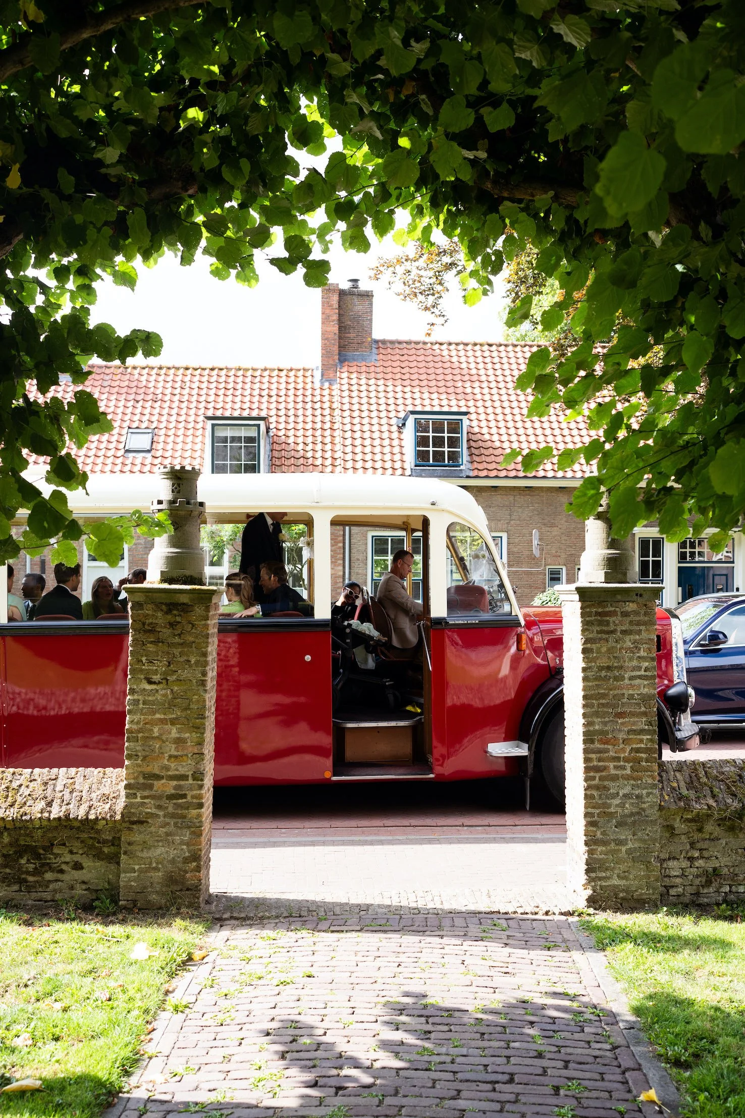 shuttle bus met gasten voor een wedding