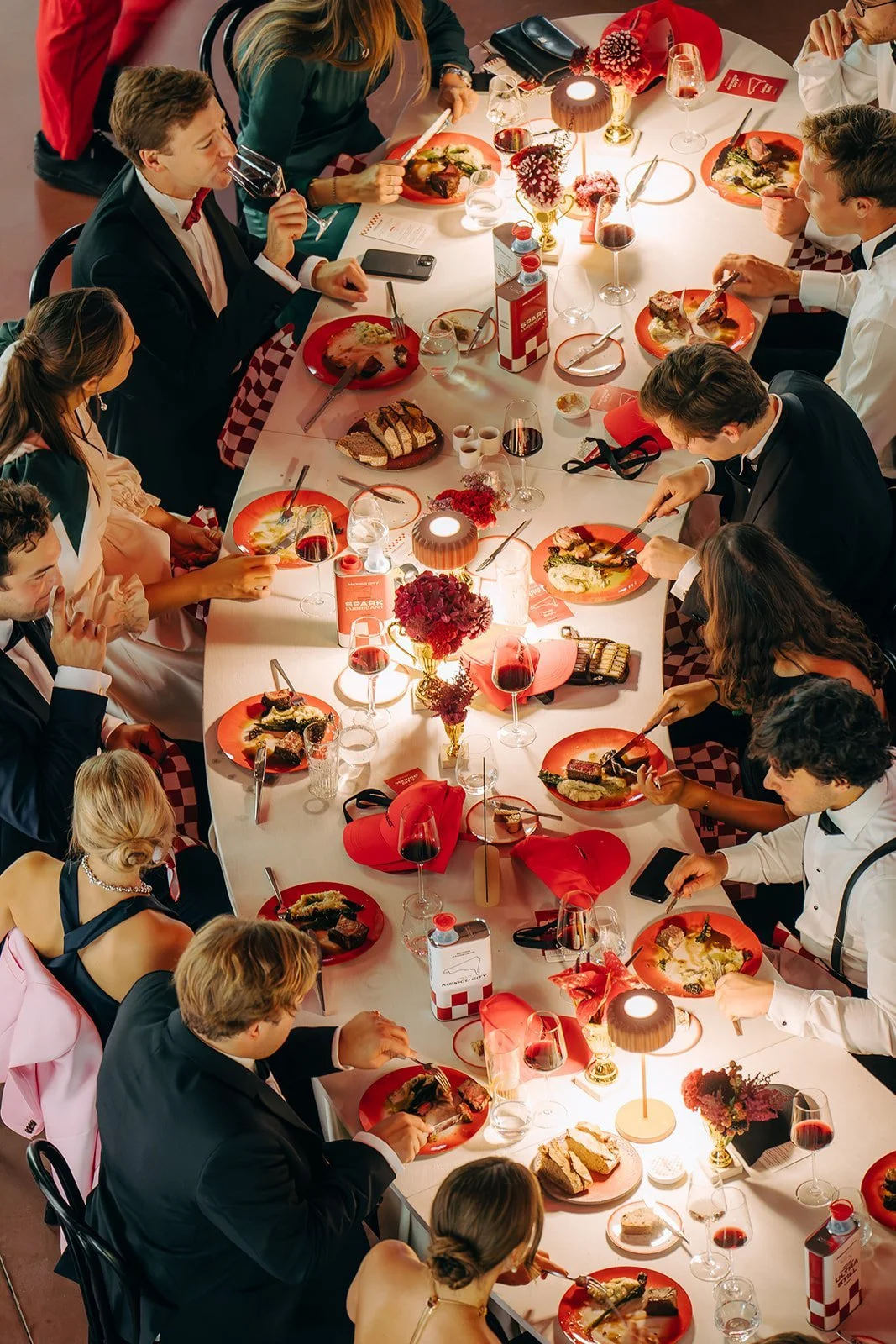 tafel met rode details op een F1 themafeest