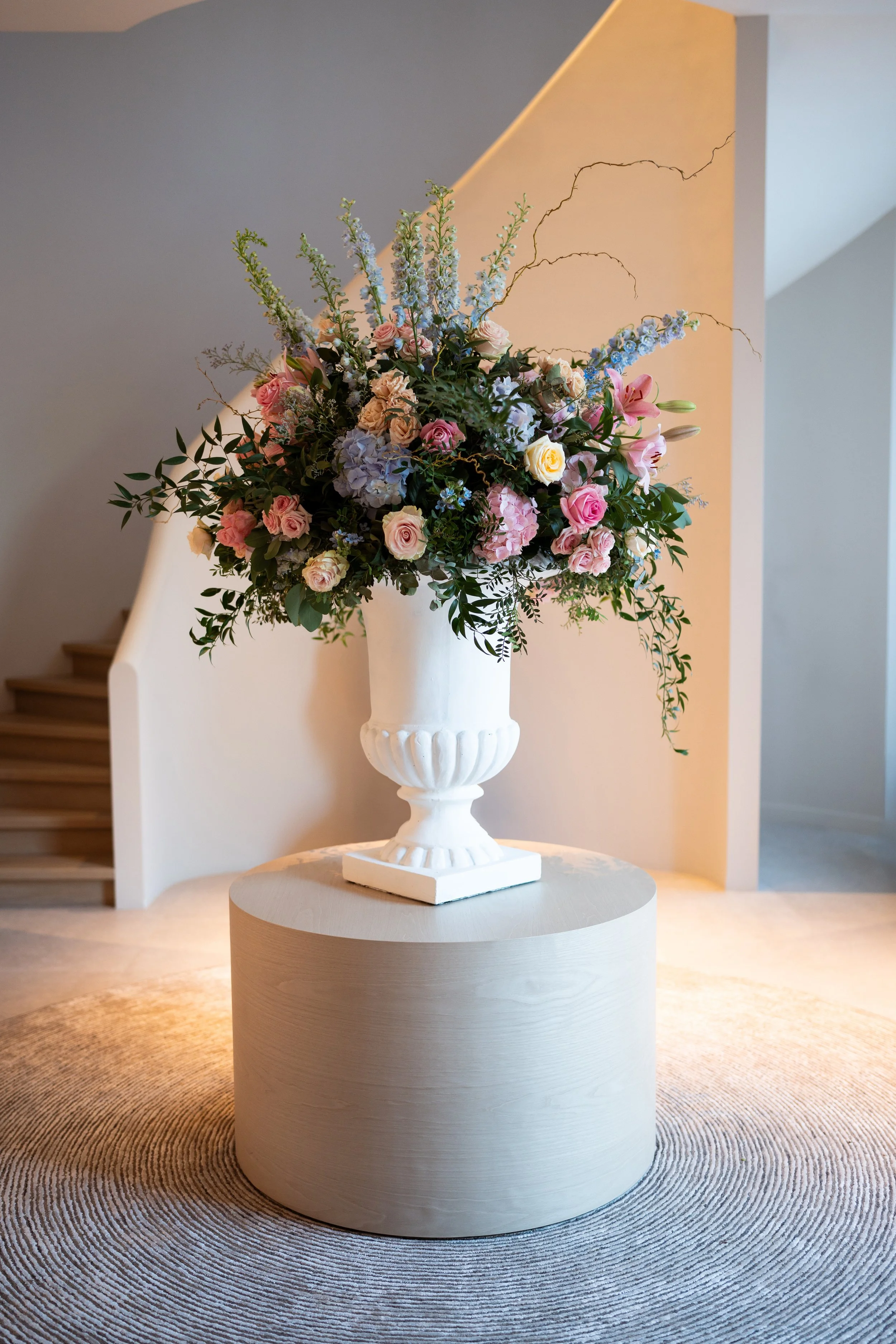 bloemenstyling voor een bridgerton verjaardagsfeest